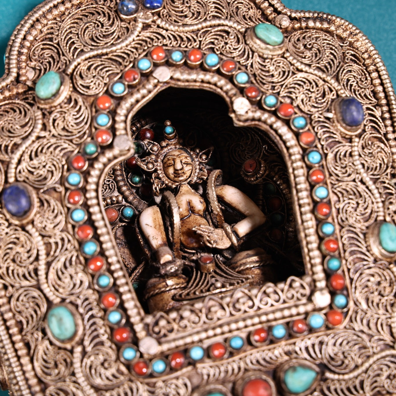 A1081 Tibetan Silver Wires Inlay Turquoise & Lapis Lazuli Buddha Gawu Box