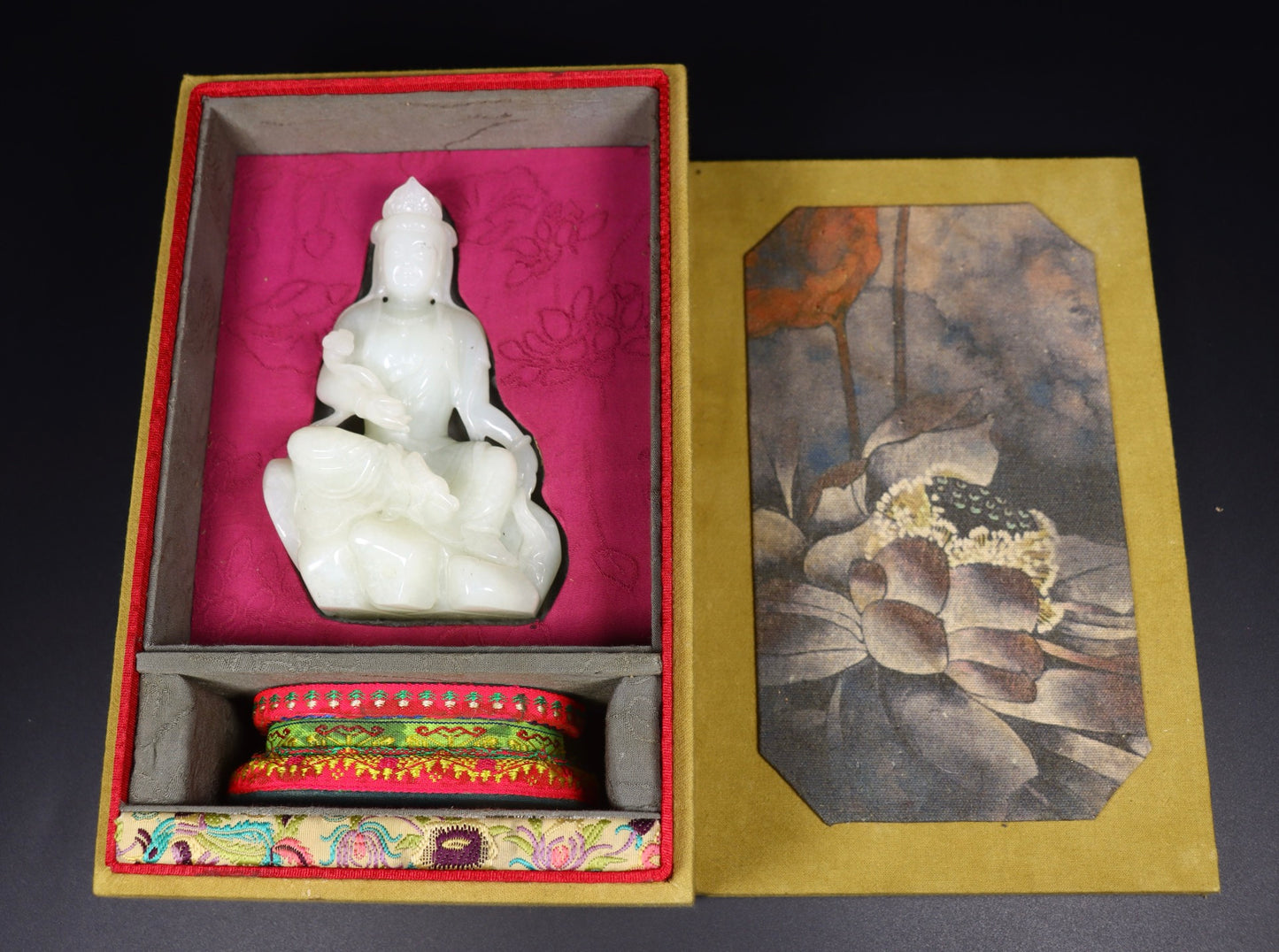 A1116 Luxury Chinese White Hetian Jade Carved Ruyi Kwan-yin Statue