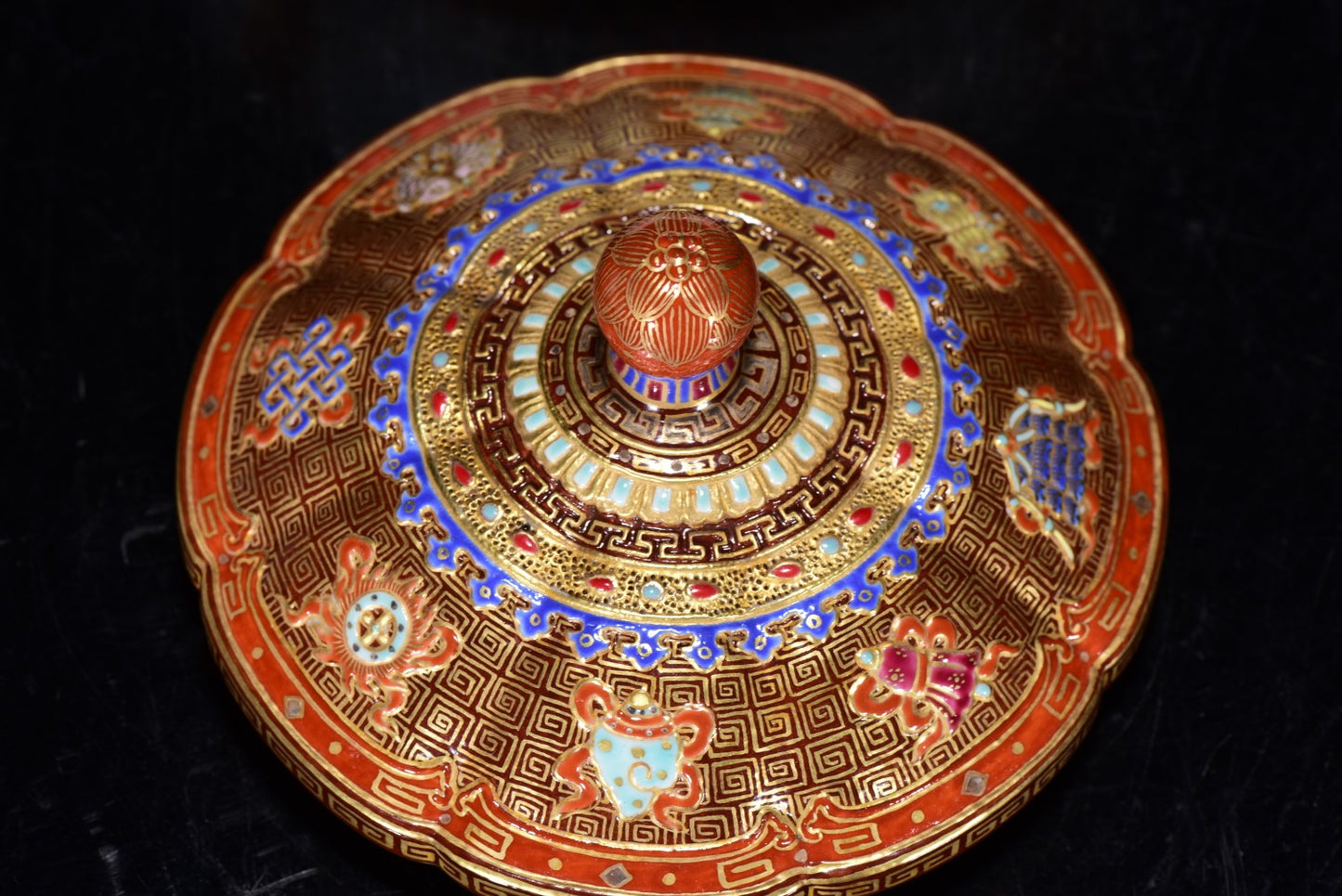 A1457 Chinese Qing Dynasty Gilt Gold Famille Rose Eight Taoism Deity Design Porcelain Pot