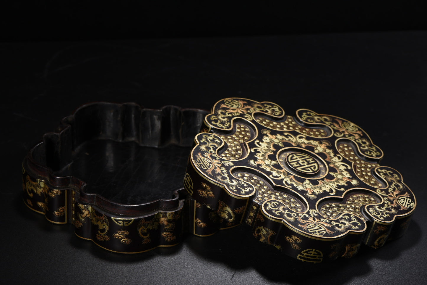 A1478 Chinese Gilt Gold Wooden-cored Lacquerware Jewellery Box