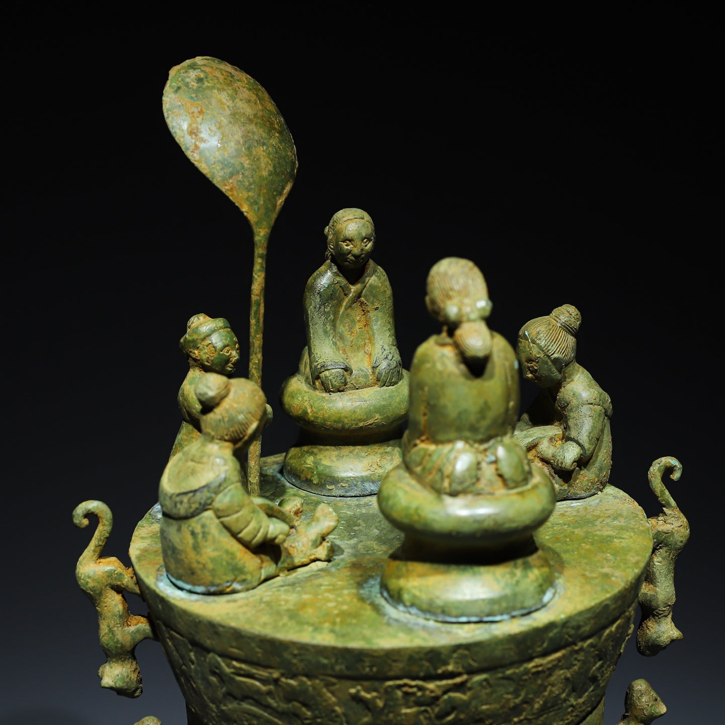 A1526 Vintage Chinese Bronze Figure Storage Pot