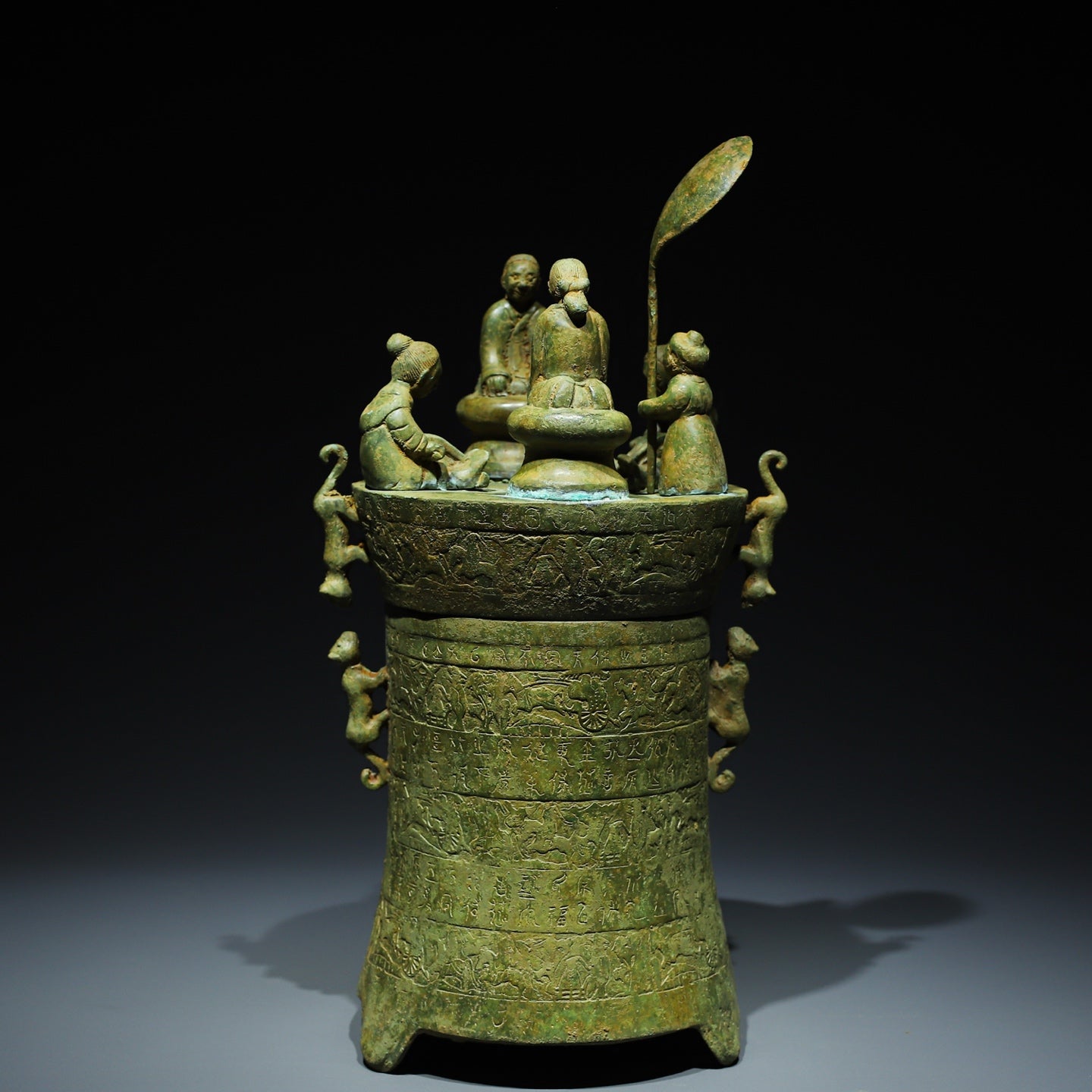 A1526 Vintage Chinese Bronze Figure Storage Pot