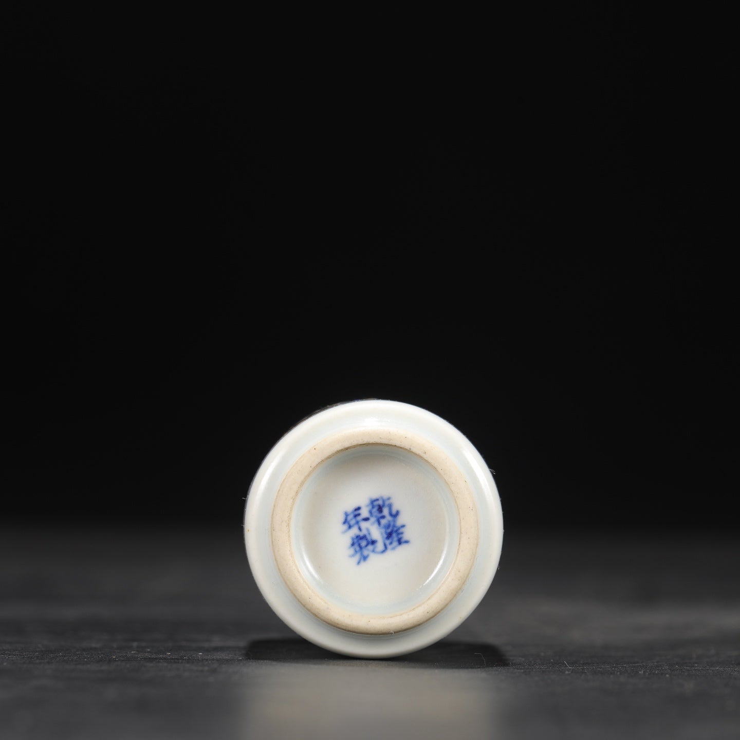 A1552 Chinese Famille Rose Arhat Design Porcelain Snuff Bottle