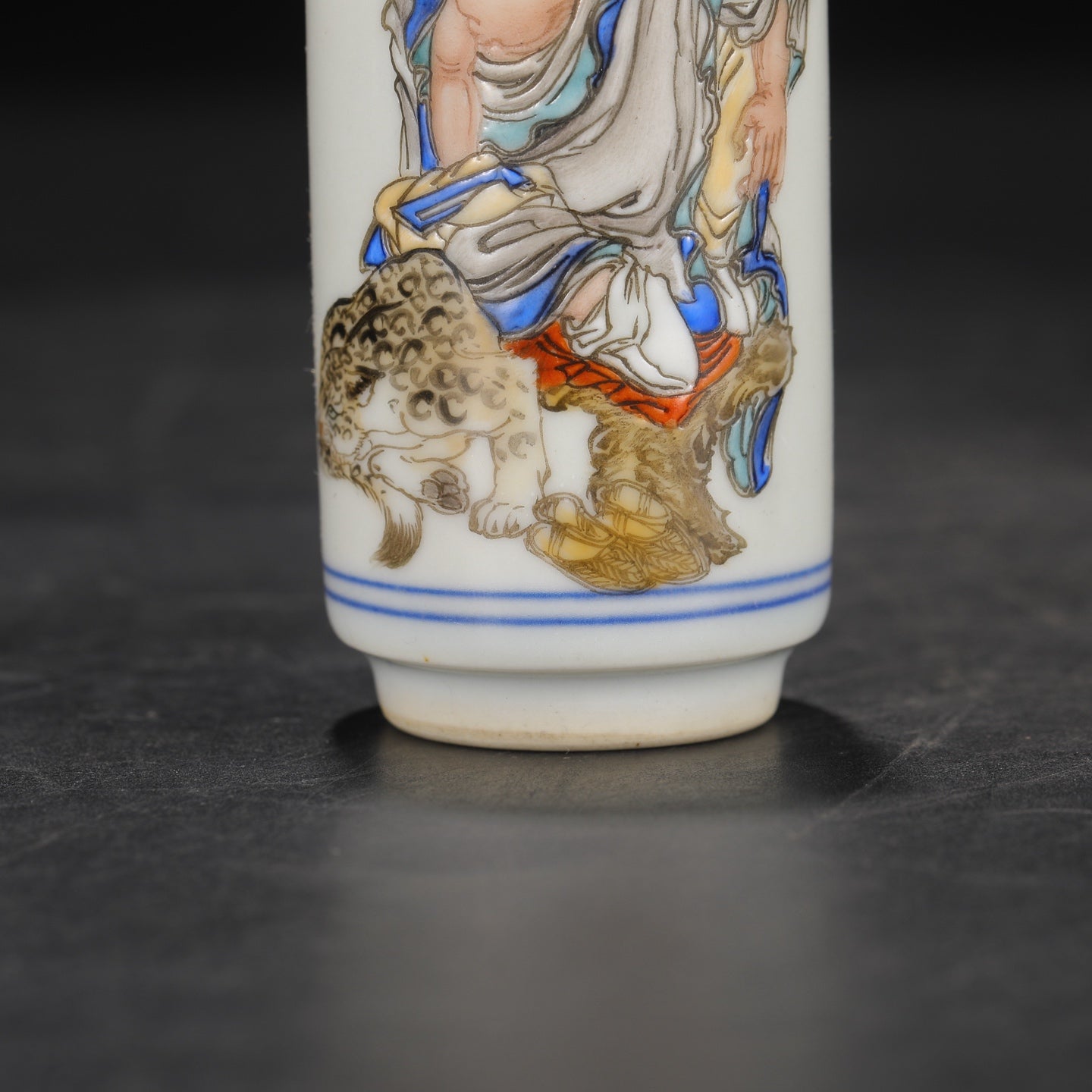 A1552 Chinese Famille Rose Arhat Design Porcelain Snuff Bottle
