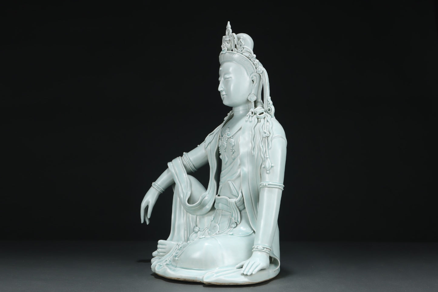 A1555 Chinese Hu Tian Kiln Porcelain Kwan-yin Statue