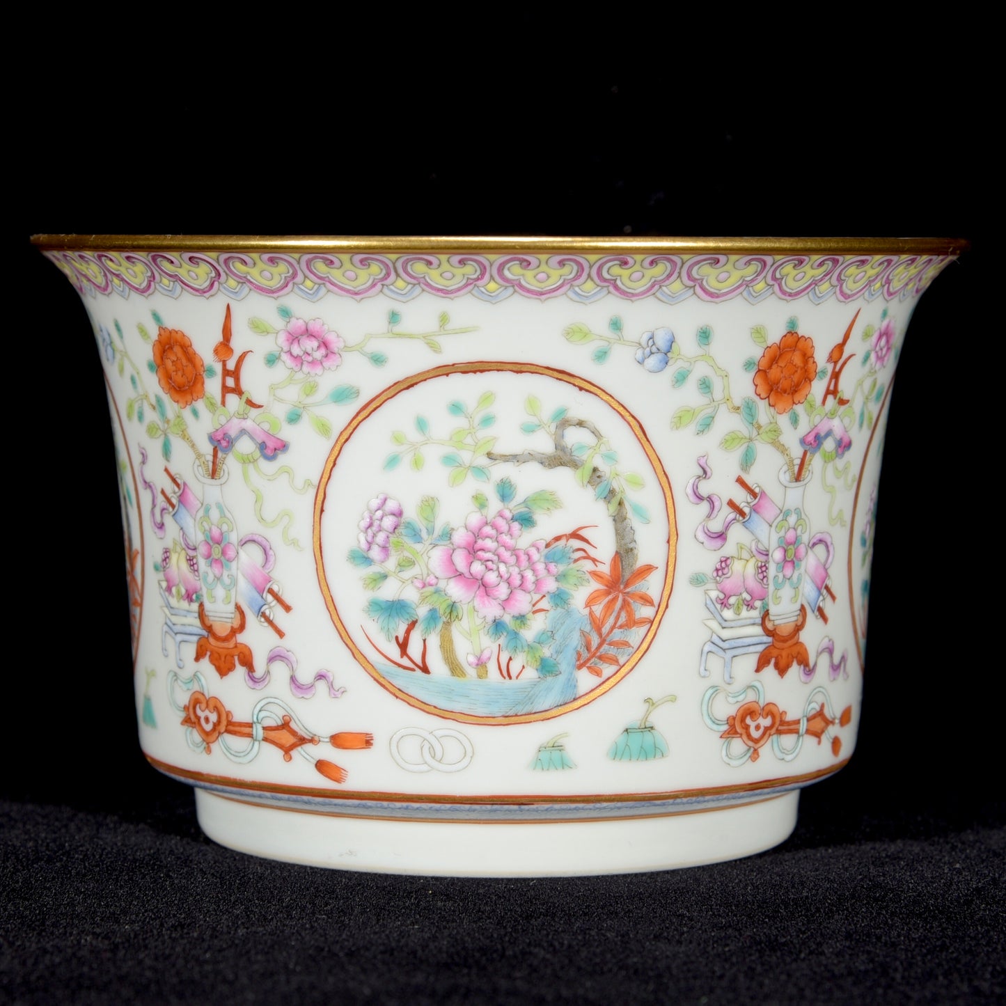 A1597 Chinese Qing Dynasty Gilt Edge Famille Rose Flowers Design Porcelain Bowl