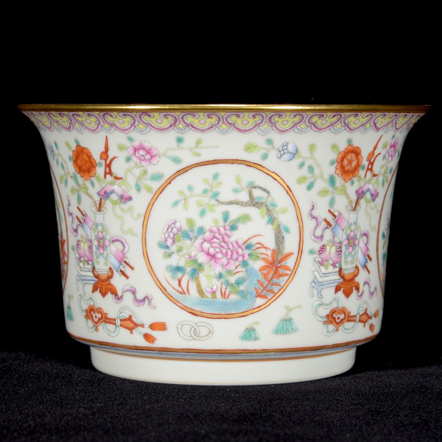 A1597 Chinese Qing Dynasty Gilt Edge Famille Rose Flowers Design Porcelain Bowl