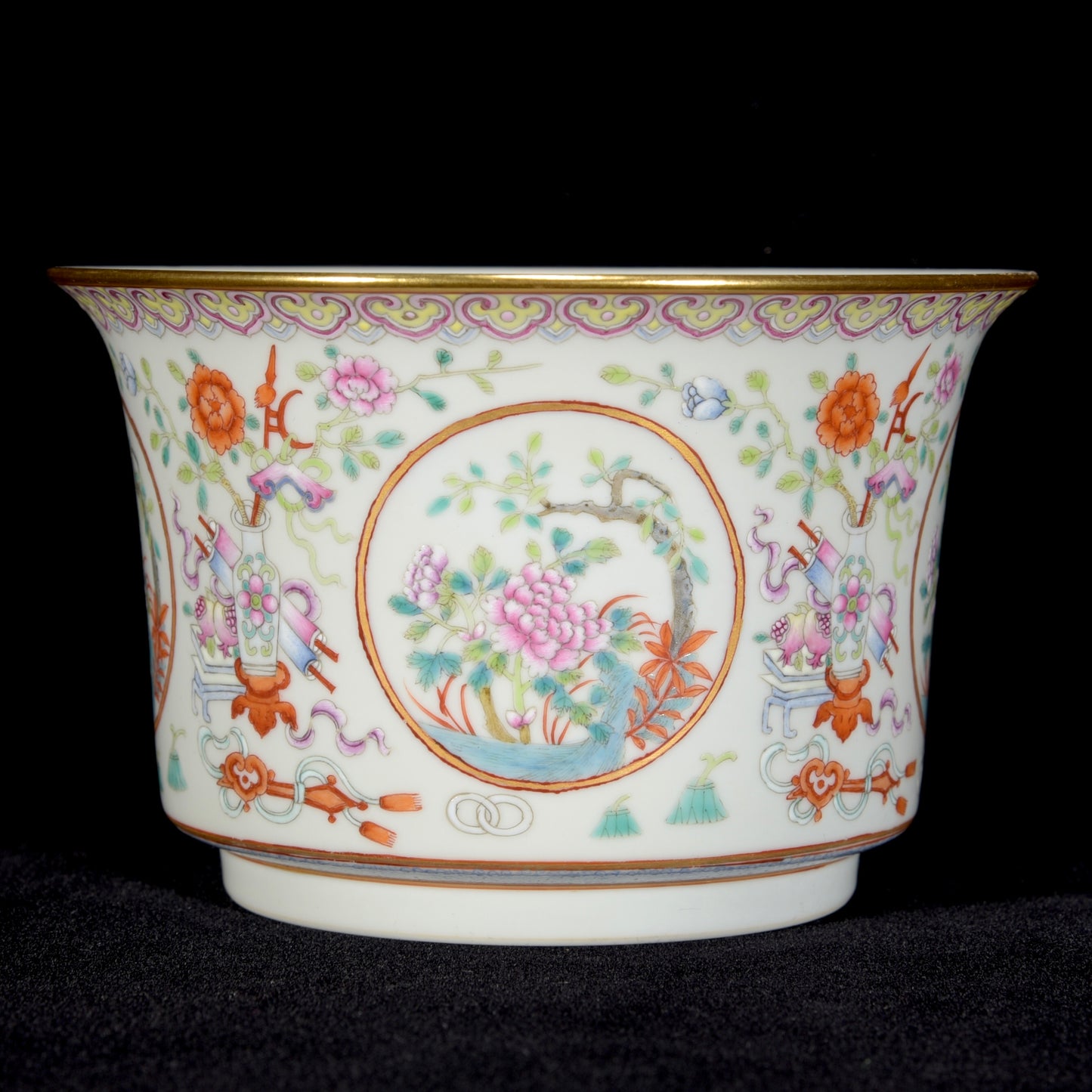 A1597 Chinese Qing Dynasty Gilt Edge Famille Rose Flowers Design Porcelain Bowl