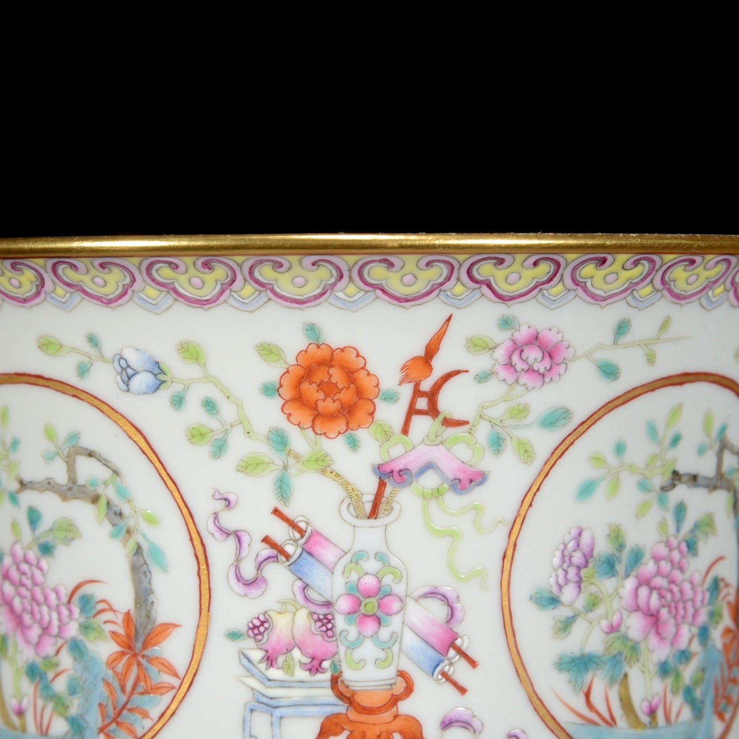 A1597 Chinese Qing Dynasty Gilt Edge Famille Rose Flowers Design Porcelain Bowl