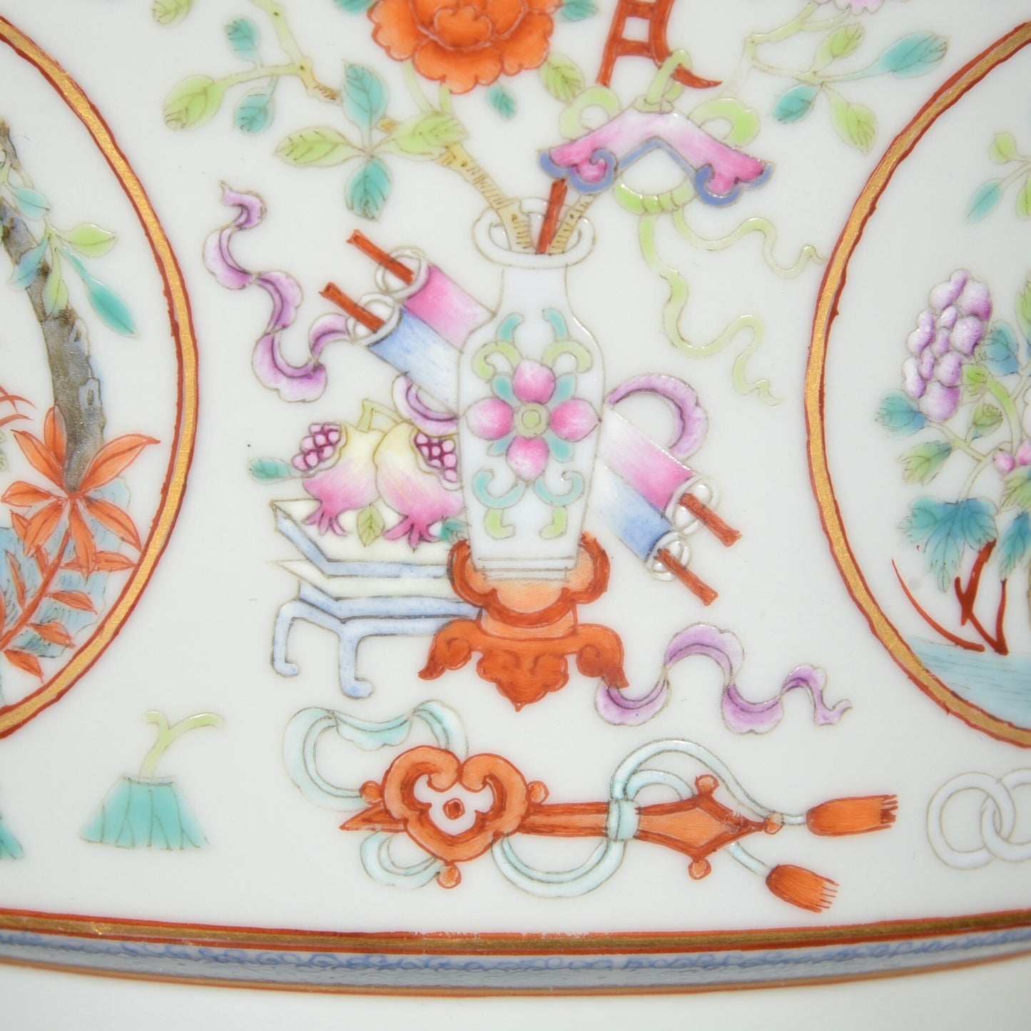 A1597 Chinese Qing Dynasty Gilt Edge Famille Rose Flowers Design Porcelain Bowl