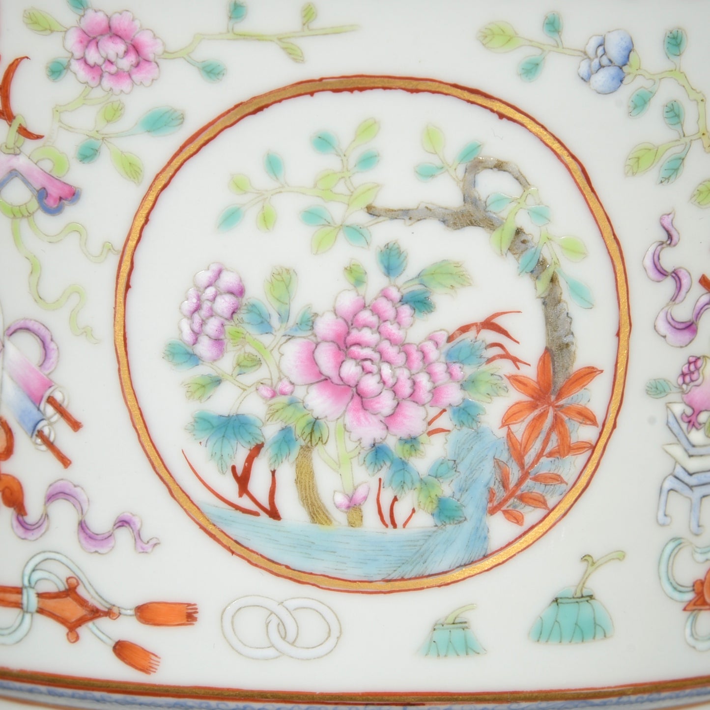 A1597 Chinese Qing Dynasty Gilt Edge Famille Rose Flowers Design Porcelain Bowl