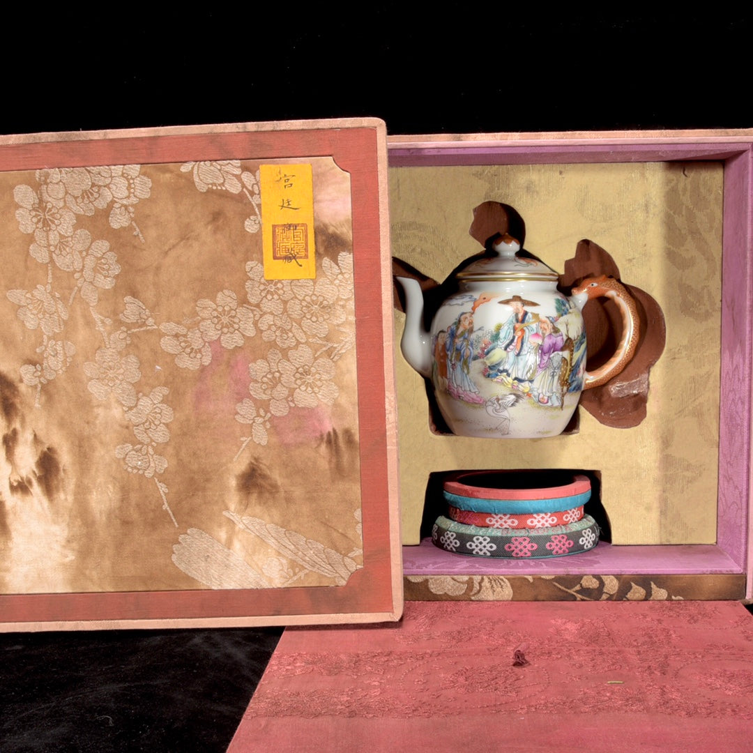 A1637 Chinese Qing Dynasty Gilt Edge Famille Rose Figure Design Porcelain Teapot
