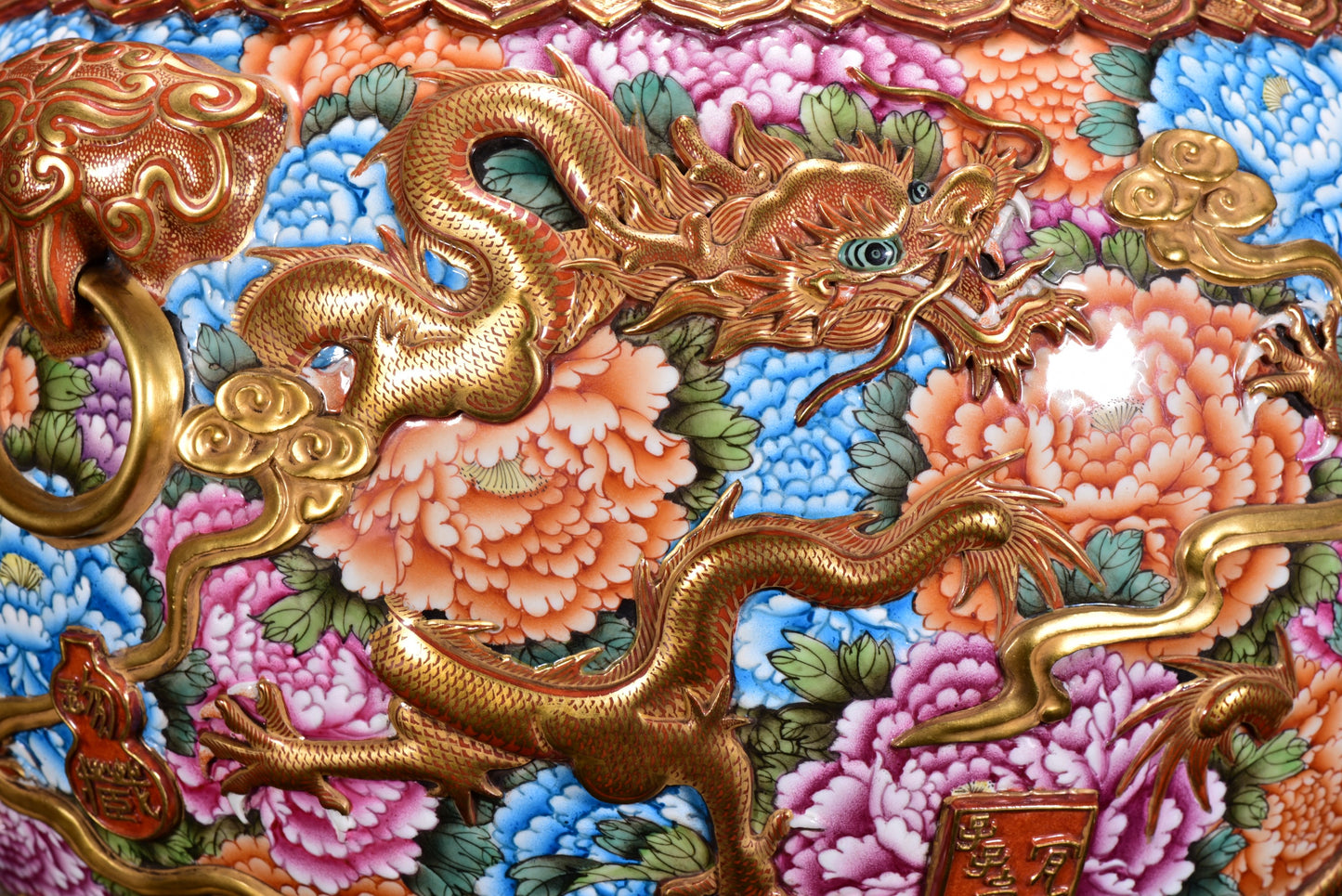 A1647 Chinese Qing Dynasty Gilt Gold Famille Rose Enamel Low Relief Fortune Dragon Design Porcelain Jar