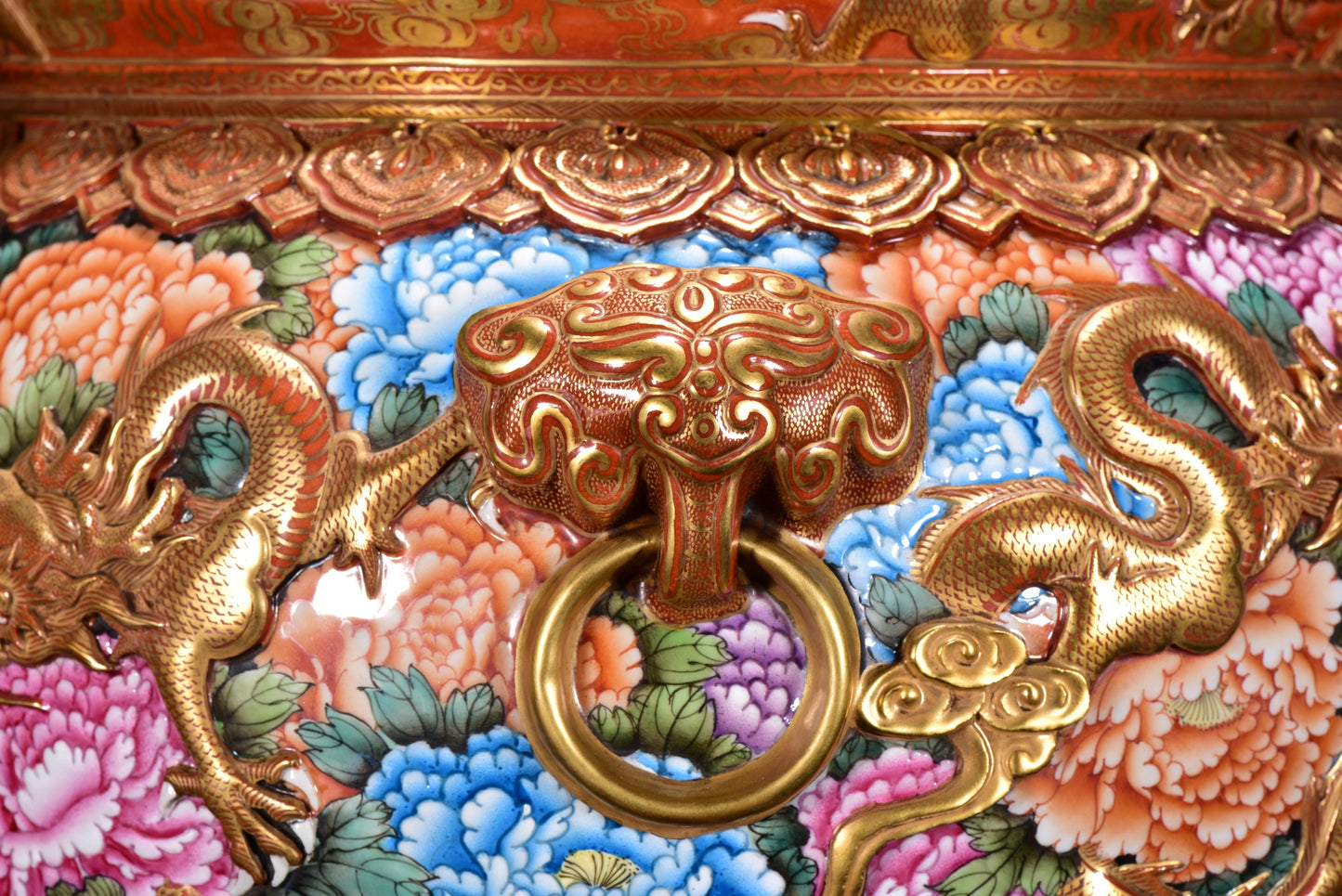 A1647 Chinese Qing Dynasty Gilt Gold Famille Rose Enamel Low Relief Fortune Dragon Design Porcelain Jar