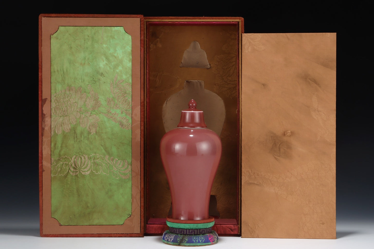 A1682 Chinese Red Glaze Porcelain Pot