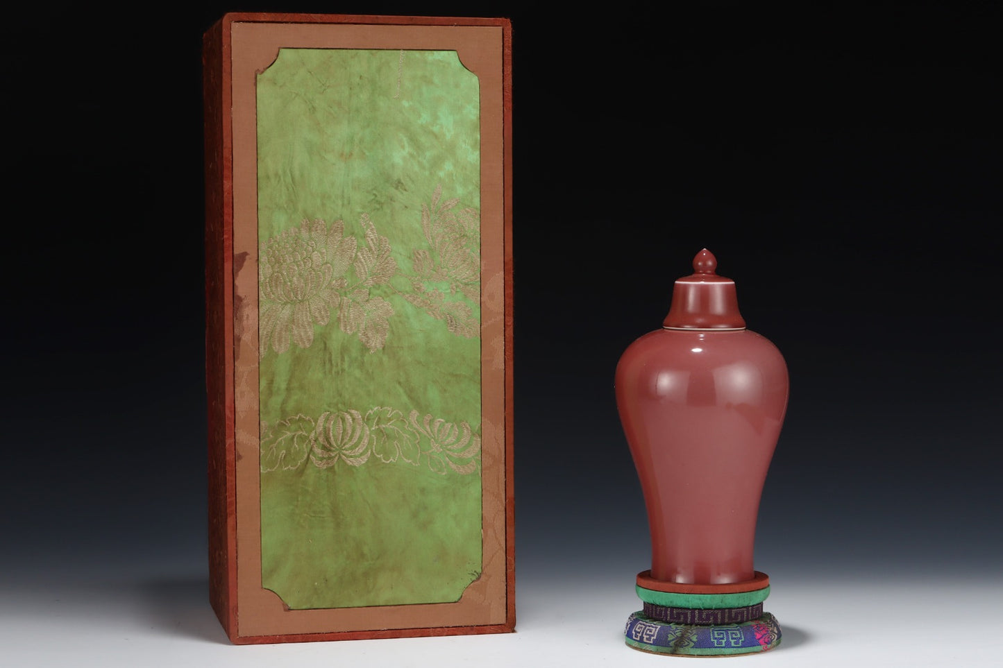 A1682 Chinese Red Glaze Porcelain Pot