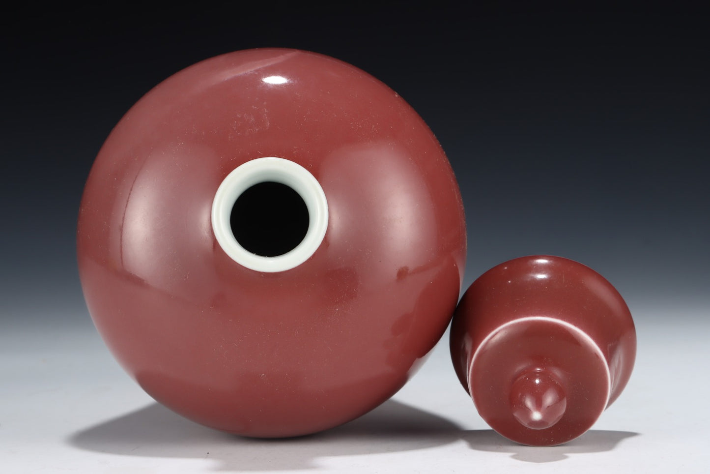 A1682 Chinese Red Glaze Porcelain Pot