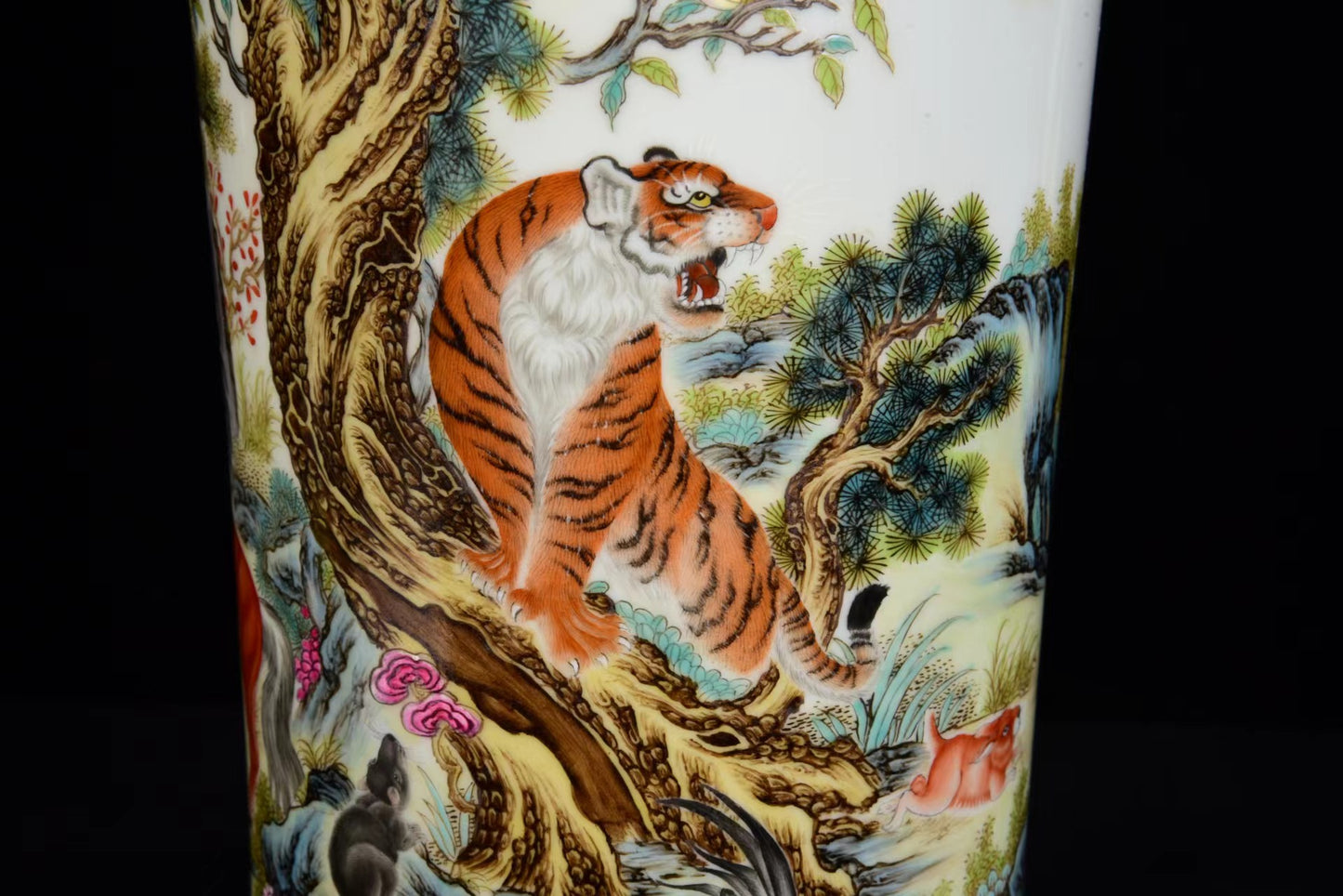A1687 Chinese Qing Dynasty Famille Rose Tiger & Horse Design Porcelain Vase