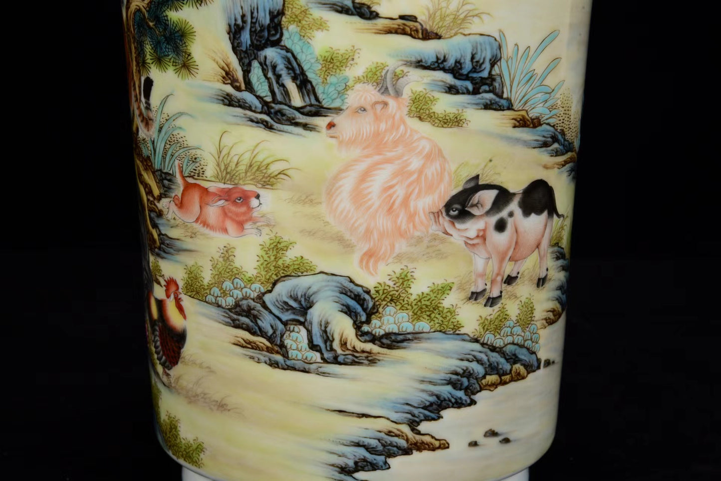 A1687 Chinese Qing Dynasty Famille Rose Tiger & Horse Design Porcelain Vase