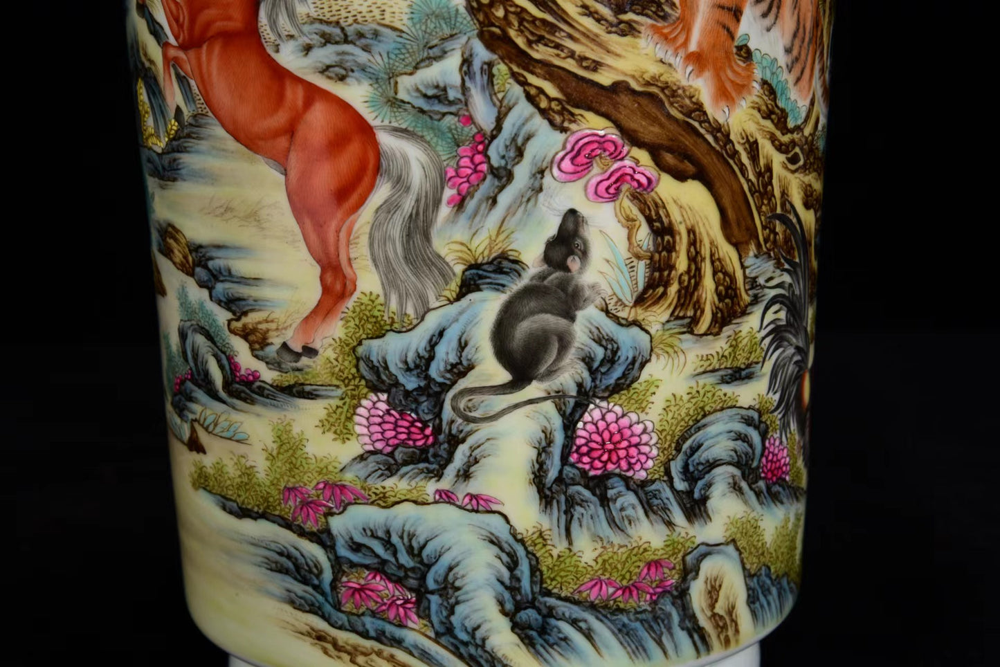 A1687 Chinese Qing Dynasty Famille Rose Tiger & Horse Design Porcelain Vase