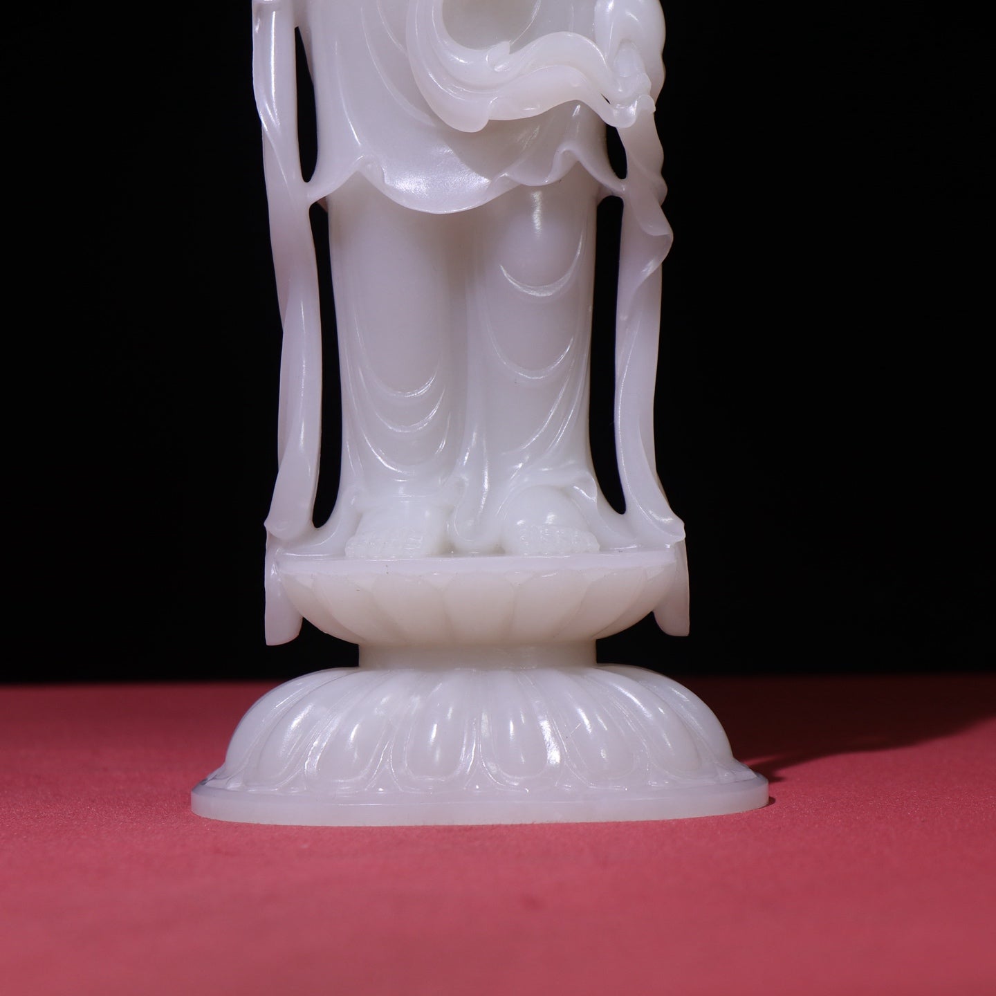 A1702 High Quality Chinese White Hetian Jade Carved Kwan-yin Statue