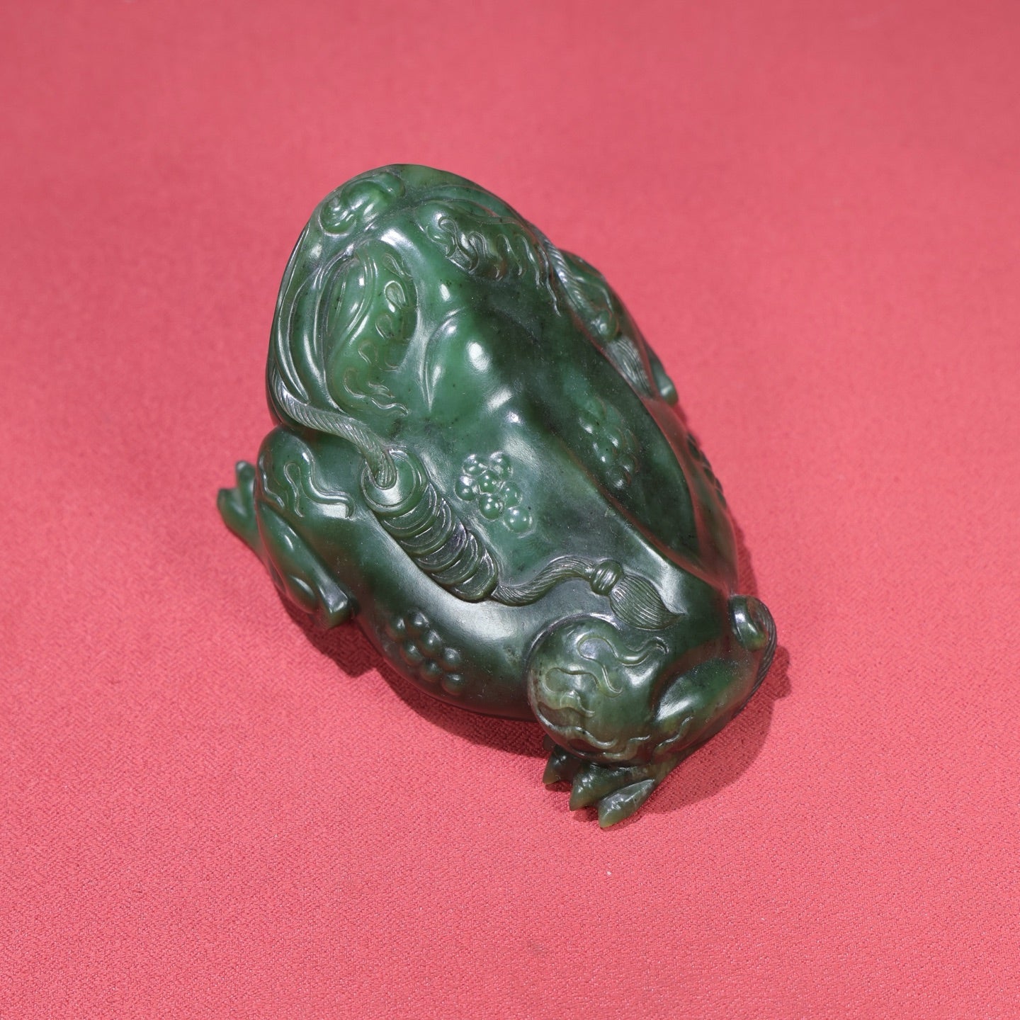 A1722 Superb Chinese Green Hetian Jade Fortune Toad Statue