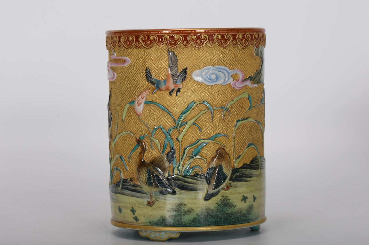 A1746 Chinese Qing Dynasty Gilt Gold Famille Rose Enamel Flowers Bird Design Porcelain Brush Pot