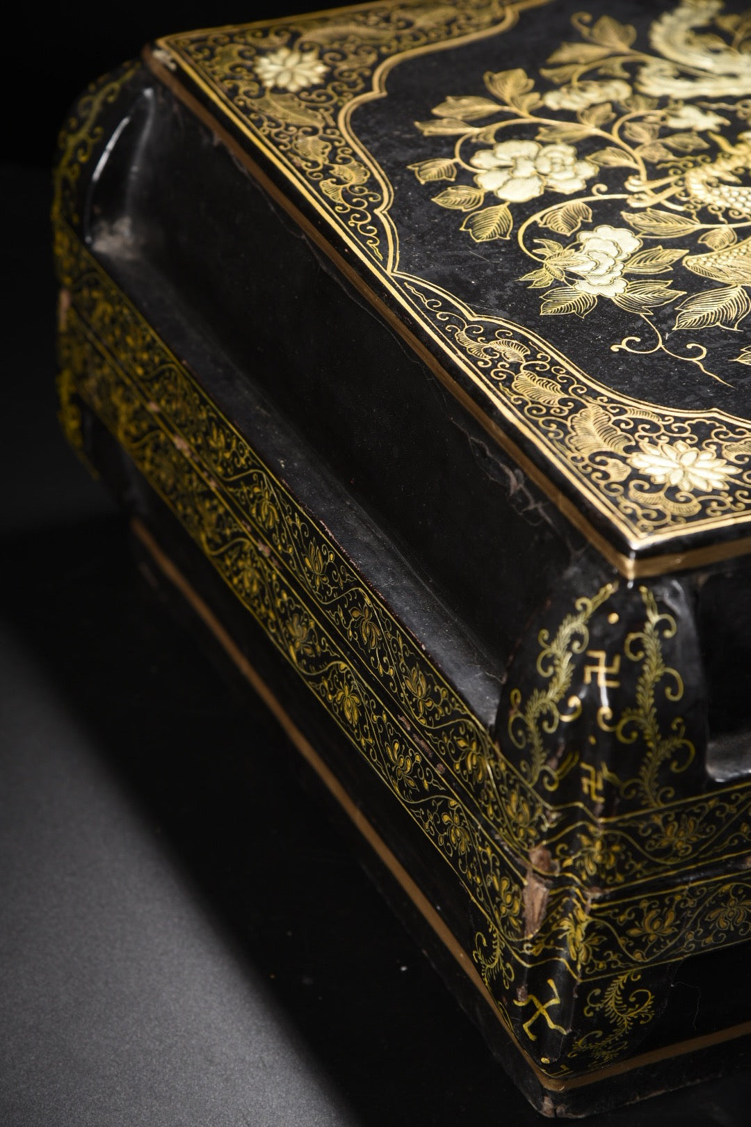 A1840 Chinese Gilt Gold Black Lacquerware Phoenix & Peony Design Jewellery Box