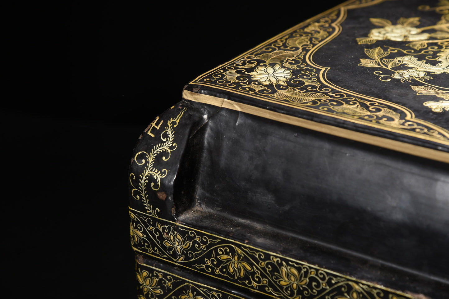 A1840 Chinese Gilt Gold Black Lacquerware Phoenix & Peony Design Jewellery Box