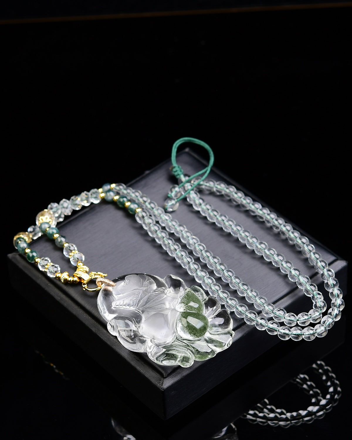 A1893 Beautiful Green Crystal Hand Carved Nine-tailed Fox Pendant w Hand Woven Beads Necklace