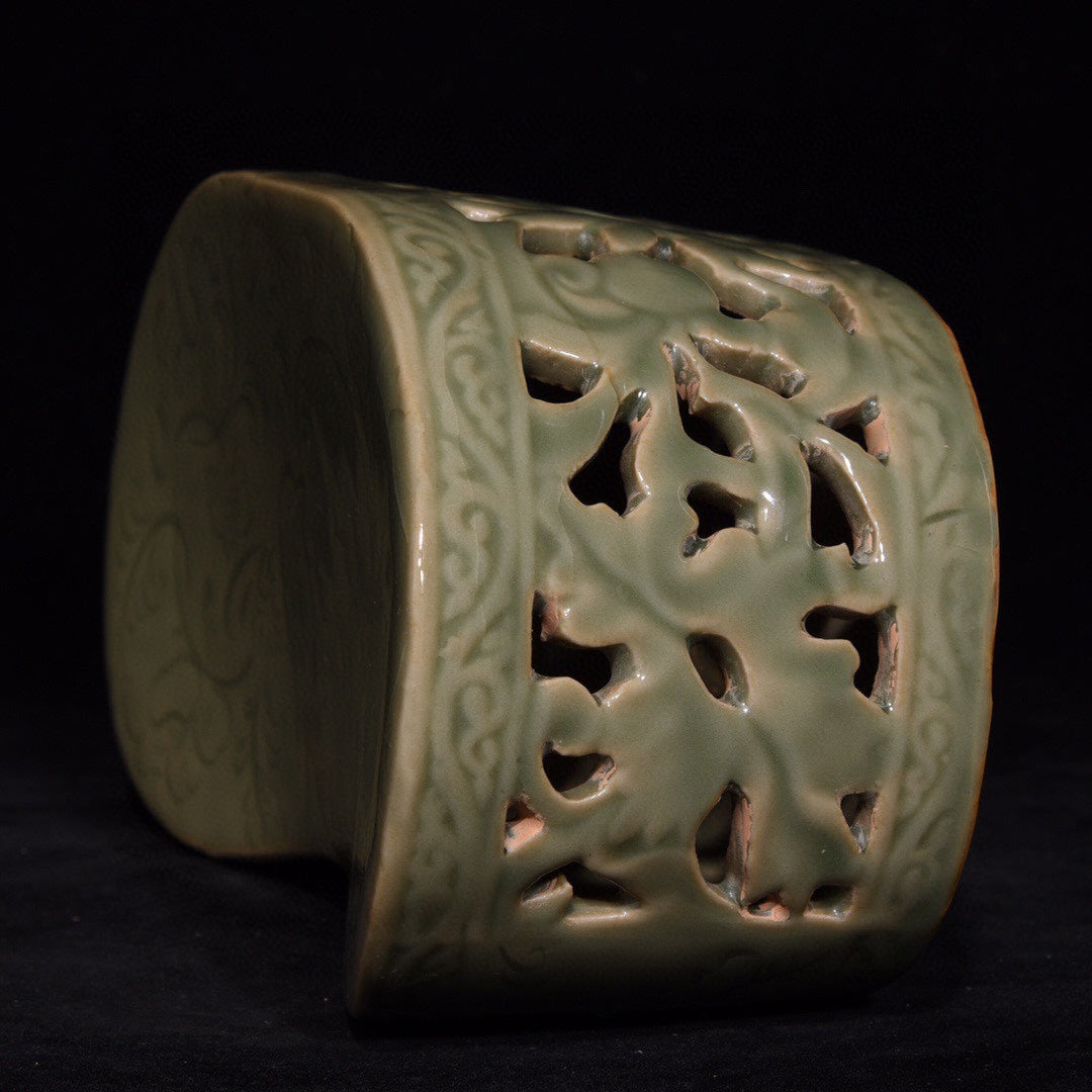A1905 Chinese Yue Kiln Porcelain Pillow Statue