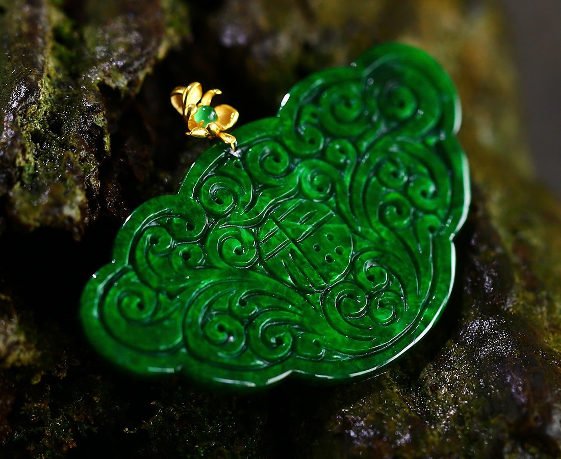 A1924 Exquisite Green Jadeite Carved Ruyi Pendant w 18K Gold Buckle Necklace