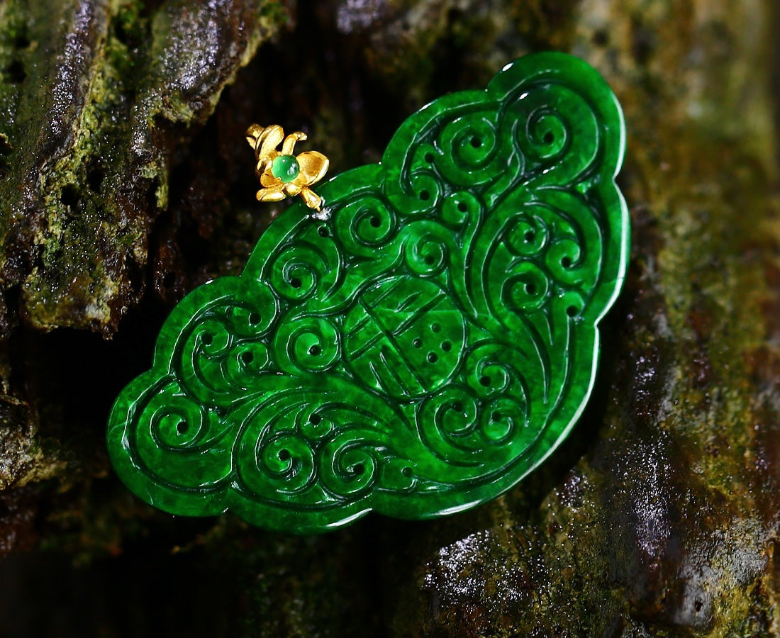 A1924 Exquisite Green Jadeite Carved Ruyi Pendant w 18K Gold Buckle Necklace
