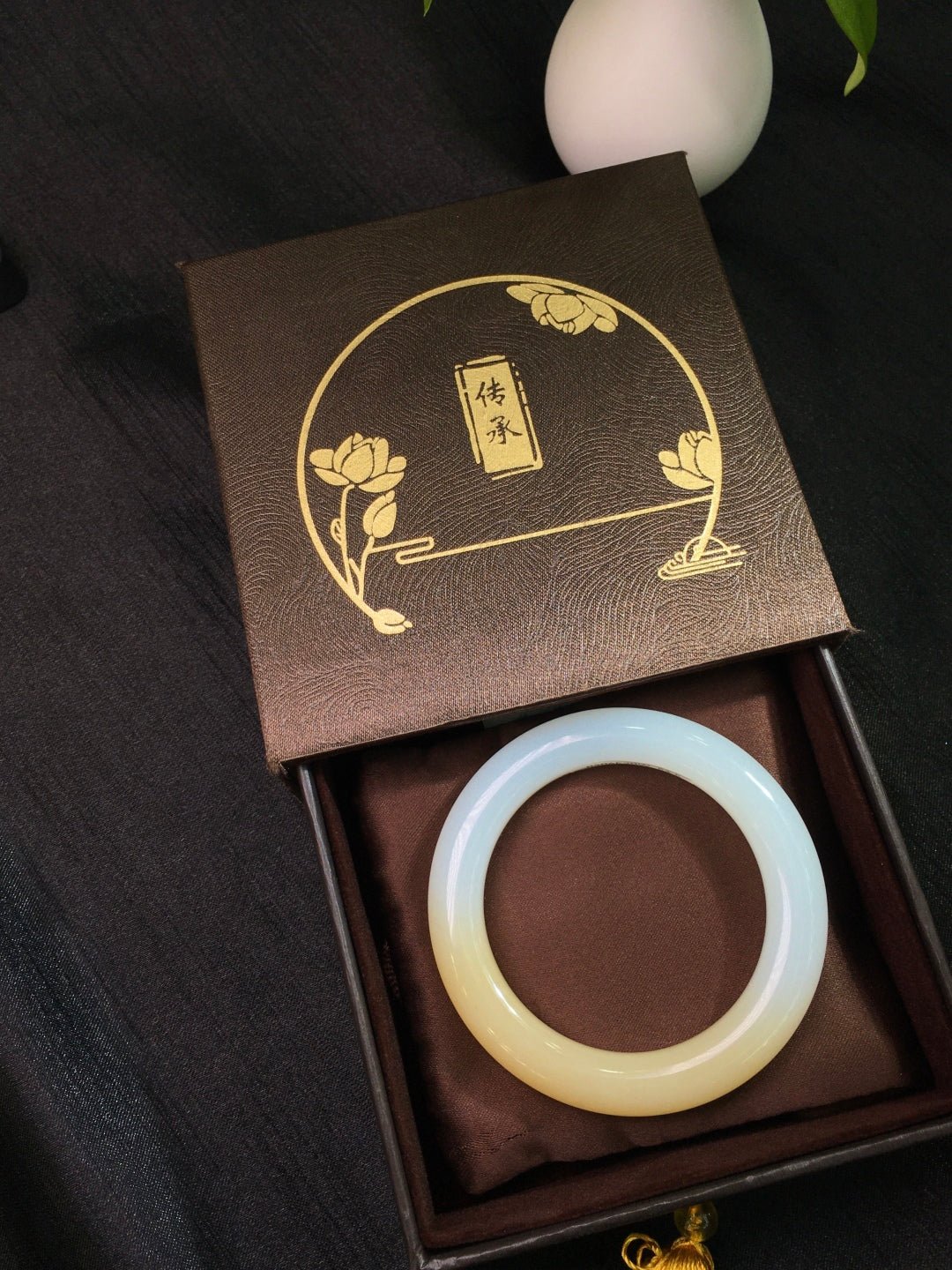 A1977 Inside Diameter 54.5 MM Superb Chinese Sugar & White Hetian Jade Bracelet