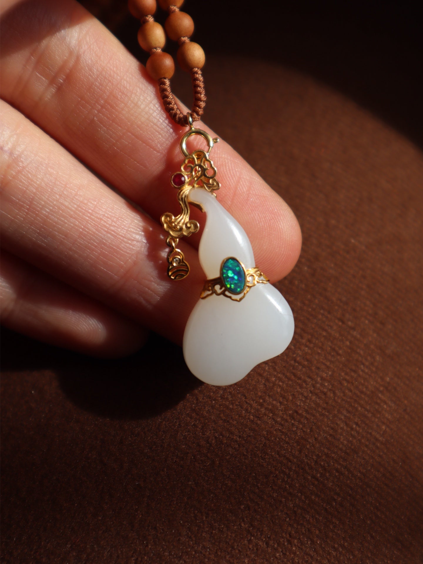 A2124 Superb Chinese 18K Gold Inlay White Hetian Jade Gourd Pendant w Sandalwood Beads Necklace