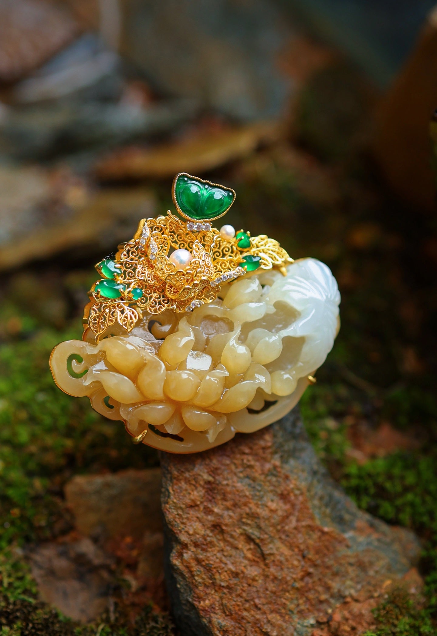 A2201 Exquisite Chinese Gilt Gold Inlay Hetian Jade Carved Peony Pendant