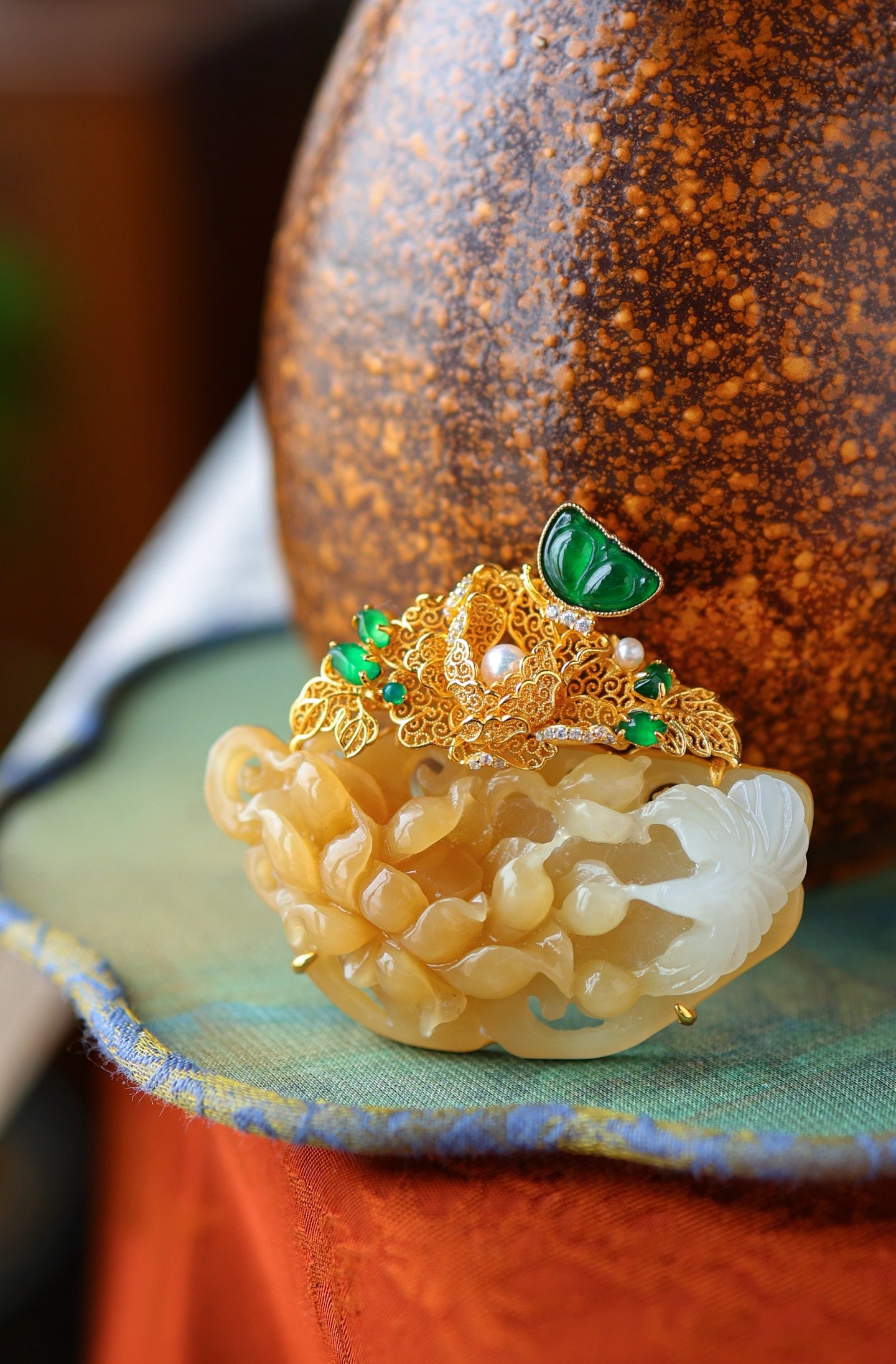 A2201 Exquisite Chinese Gilt Gold Inlay Hetian Jade Carved Peony Pendant