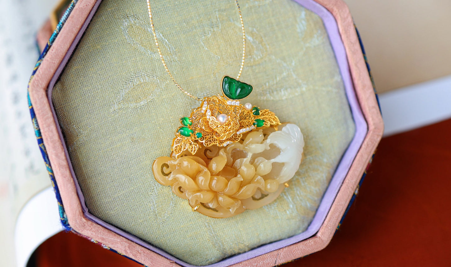 A2201 Exquisite Chinese Gilt Gold Inlay Hetian Jade Carved Peony Pendant