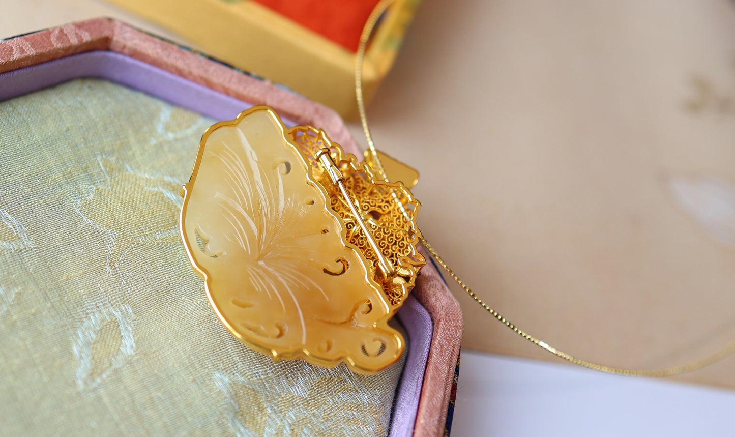 A2201 Exquisite Chinese Gilt Gold Inlay Hetian Jade Carved Peony Pendant