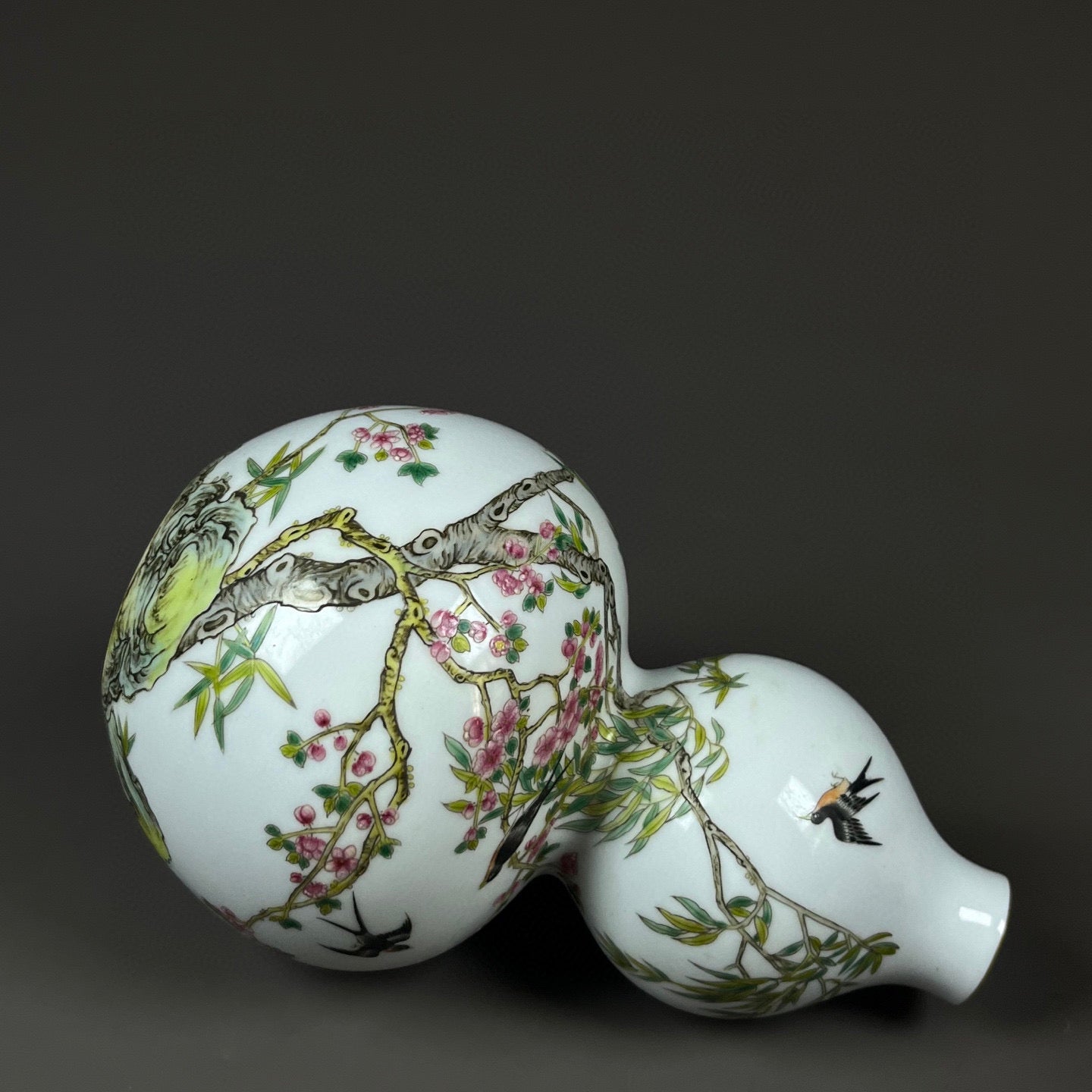 A2202 Chinese Famille Rose Enamel Plum Flower & Magpie Design Gourd Shape Porcelain Vase