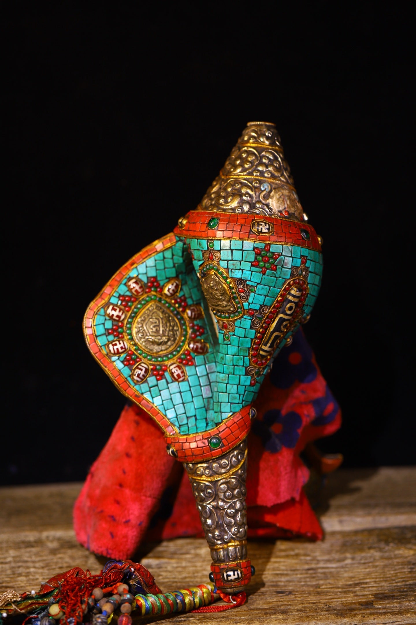 A2211 Tibetan Buddhism Gilt Gold Copper Inlay DZI Agate & Turquoise & Gems Conch Statue