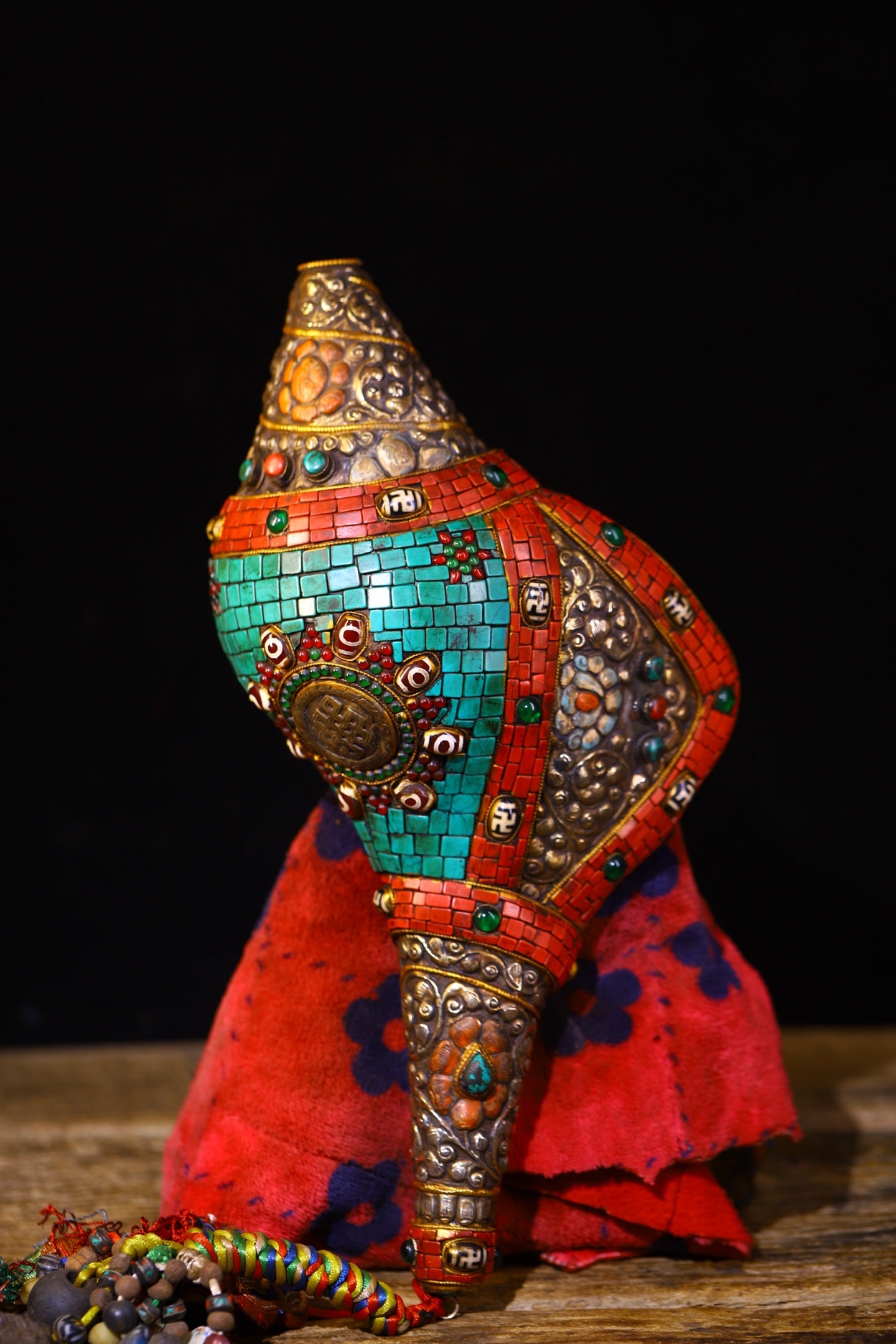 A2211 Tibetan Buddhism Gilt Gold Copper Inlay DZI Agate & Turquoise & Gems Conch Statue