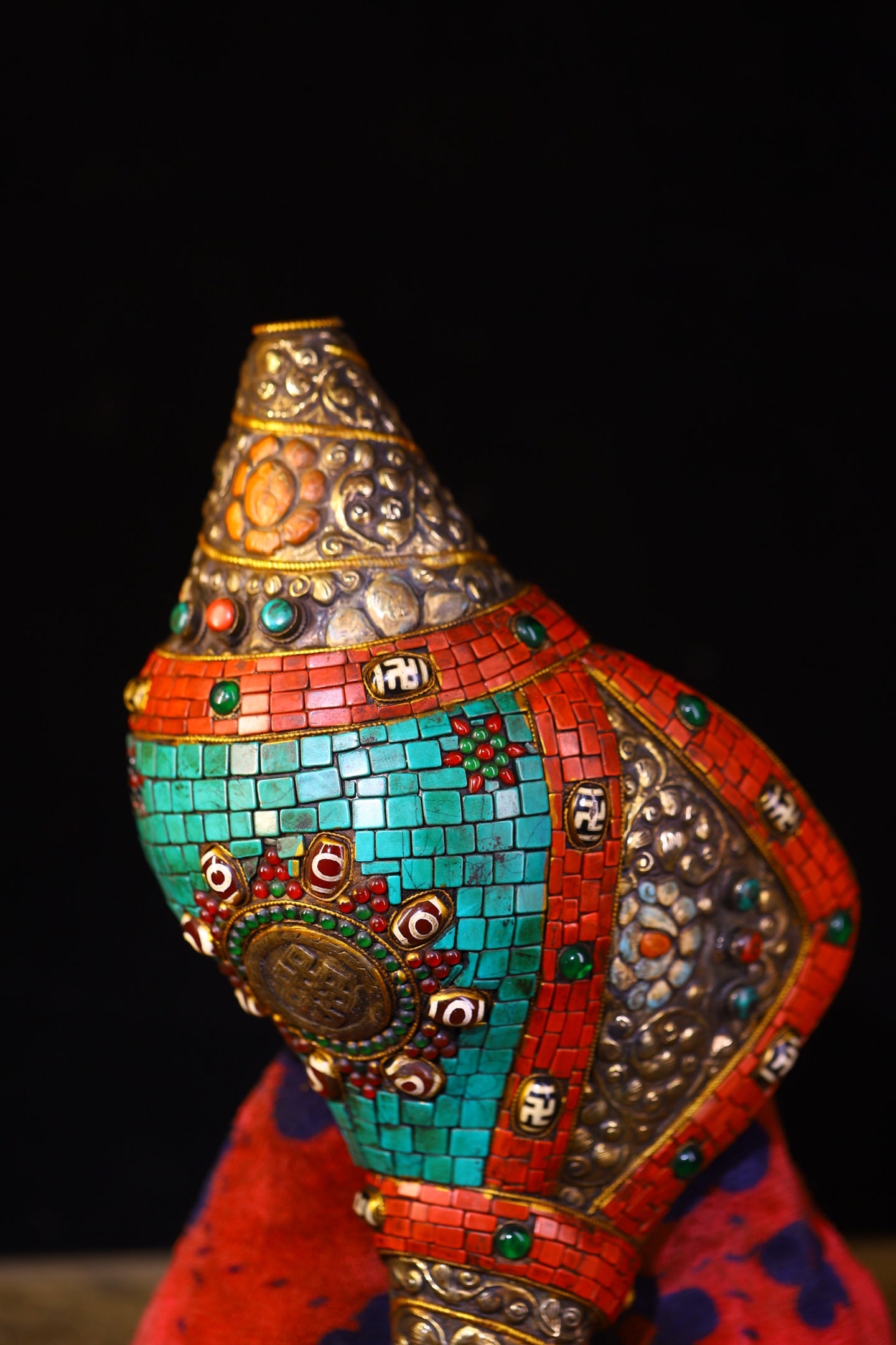 A2211 Tibetan Buddhism Gilt Gold Copper Inlay DZI Agate & Turquoise & Gems Conch Statue