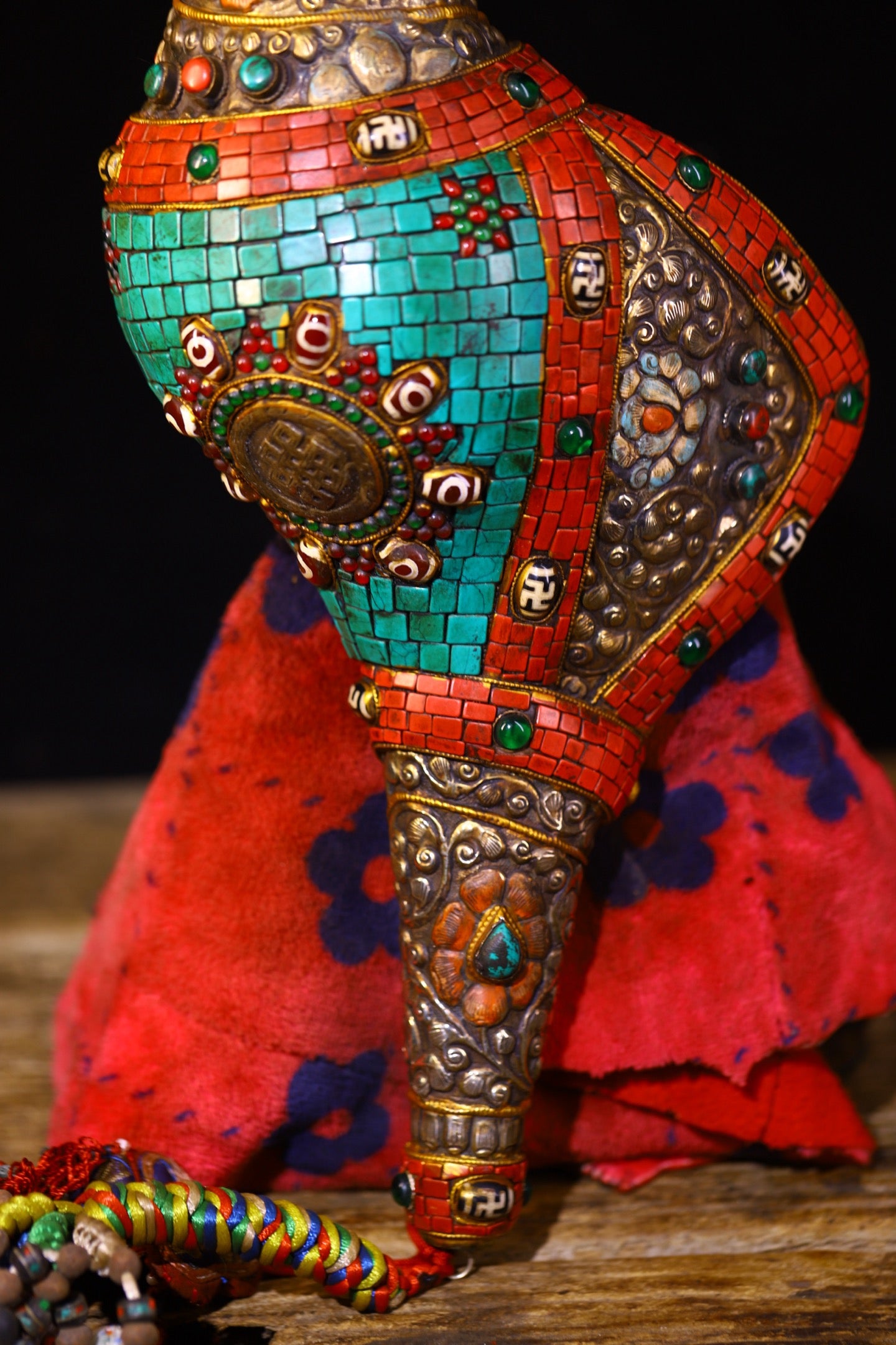 A2211 Tibetan Buddhism Gilt Gold Copper Inlay DZI Agate & Turquoise & Gems Conch Statue