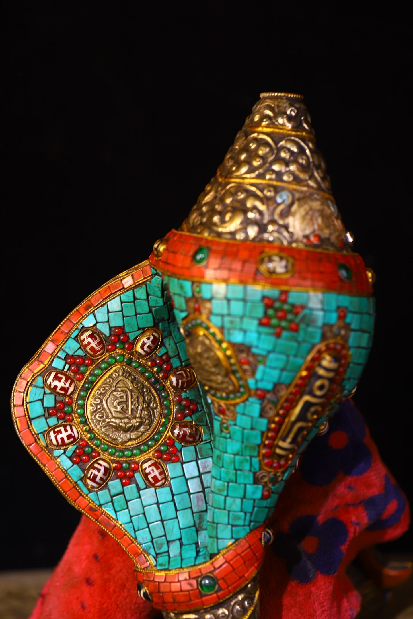 A2211 Tibetan Buddhism Gilt Gold Copper Inlay DZI Agate & Turquoise & Gems Conch Statue