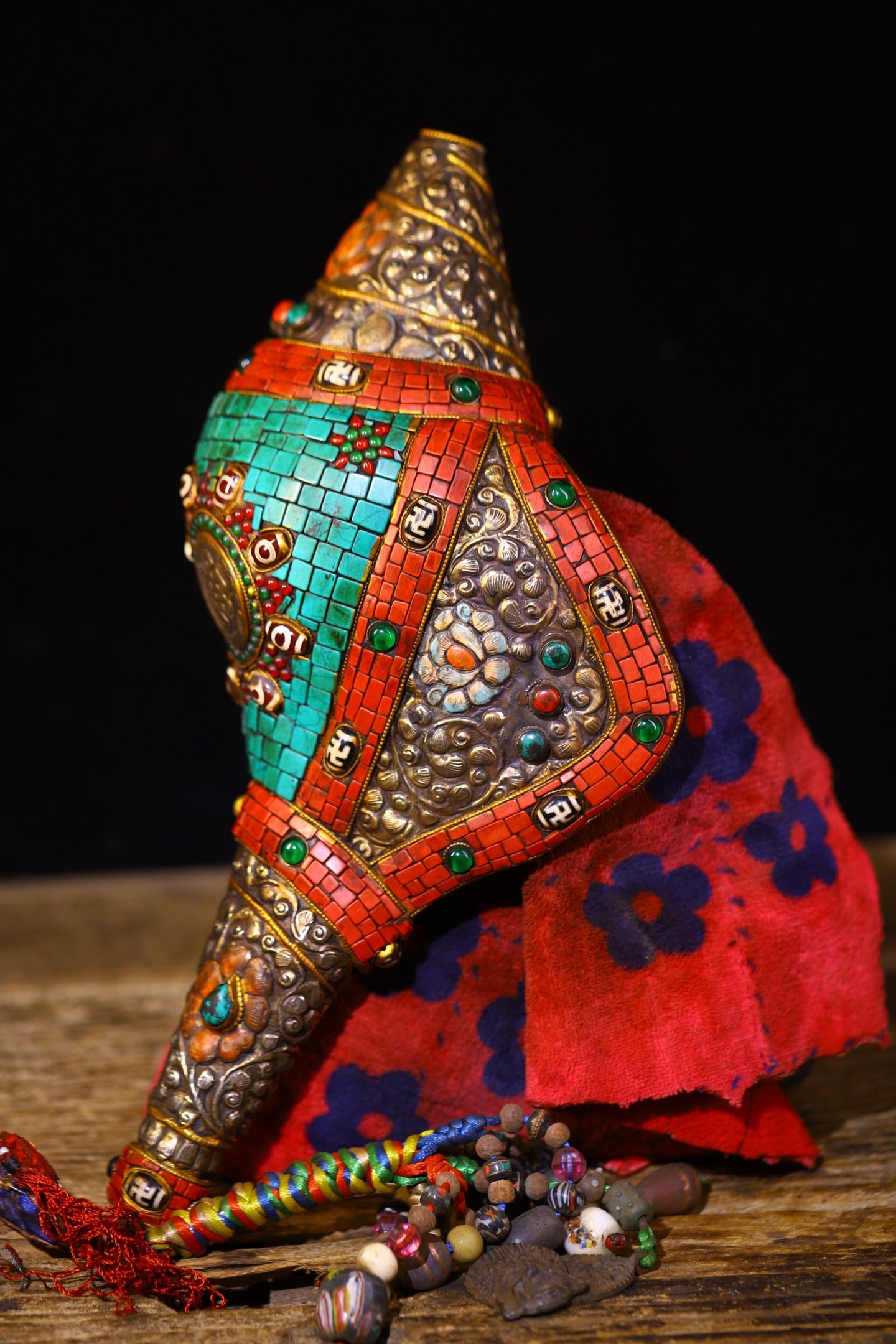 A2211 Tibetan Buddhism Gilt Gold Copper Inlay DZI Agate & Turquoise & Gems Conch Statue