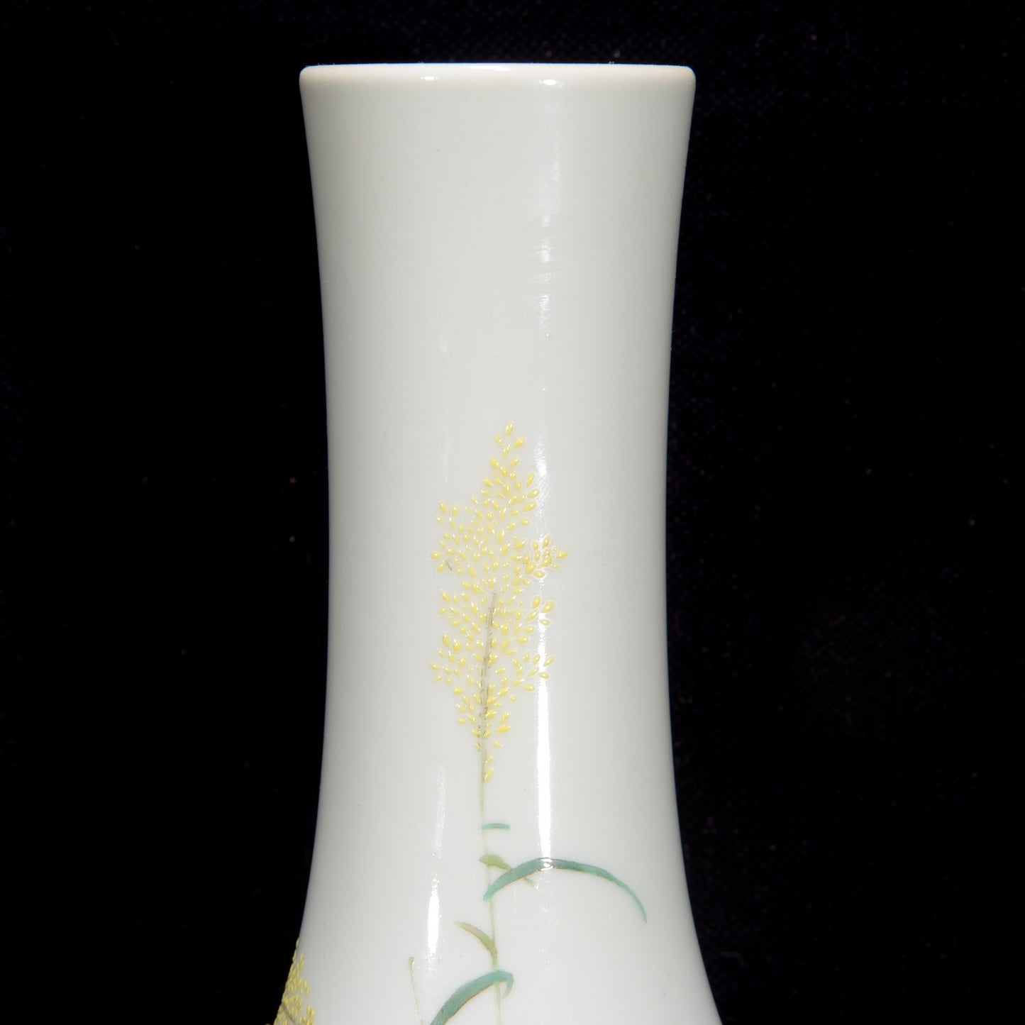 A2441 Chinese Qing Dynasty Famille Rose Lotus Leaf & Lotus Flower Design Porcelain Vase