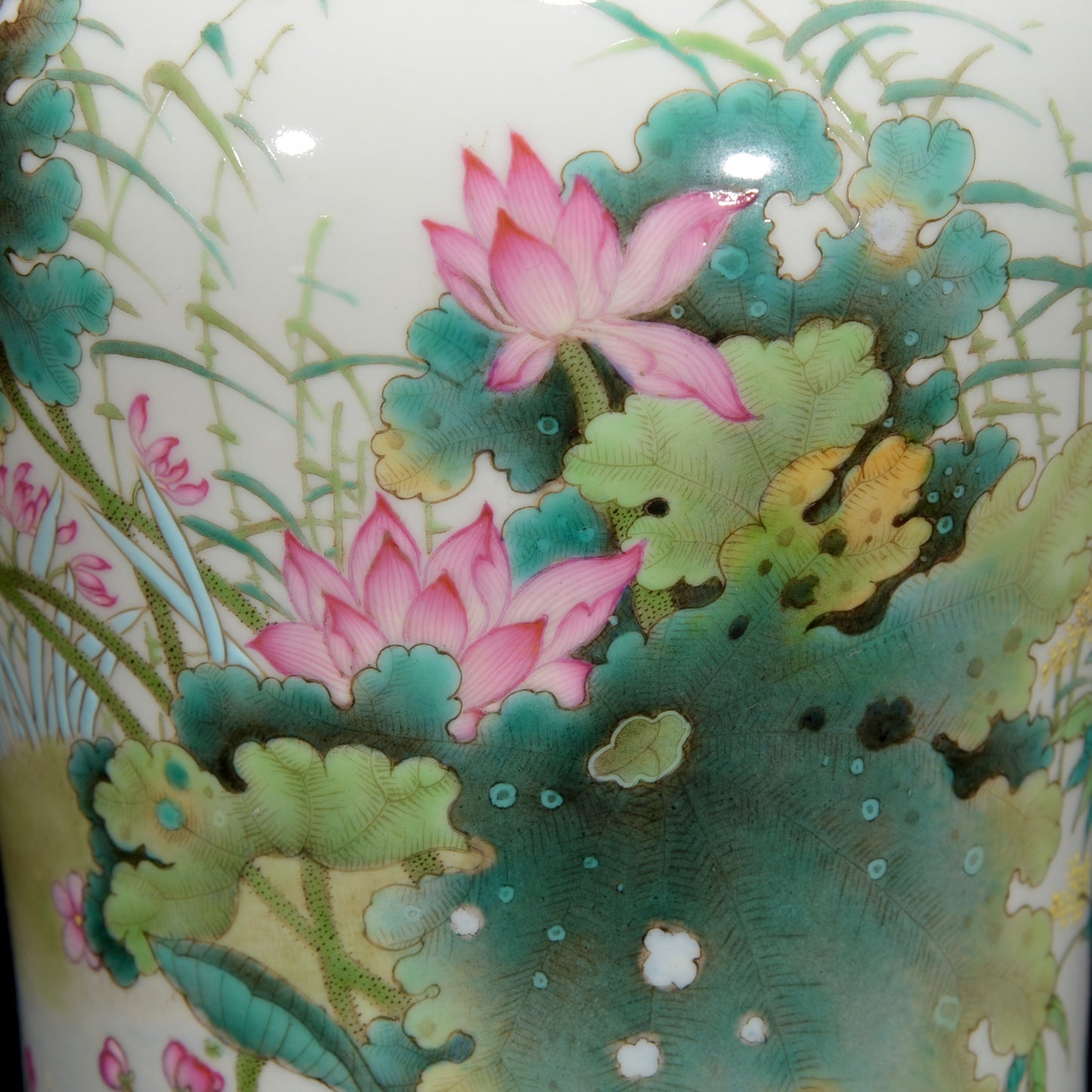 A2441 Chinese Qing Dynasty Famille Rose Lotus Leaf & Lotus Flower Design Porcelain Vase