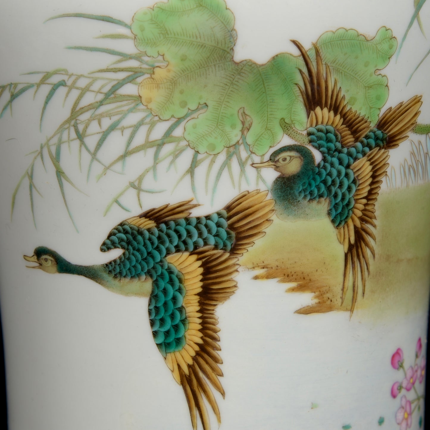 A2441 Chinese Qing Dynasty Famille Rose Lotus Leaf & Lotus Flower Design Porcelain Vase