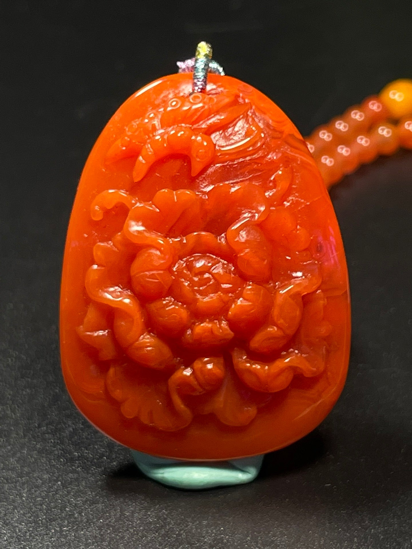 A0931 Beautiful Nanhong Agate Carved Butterfly & Peony Pendant w Beads Necklace